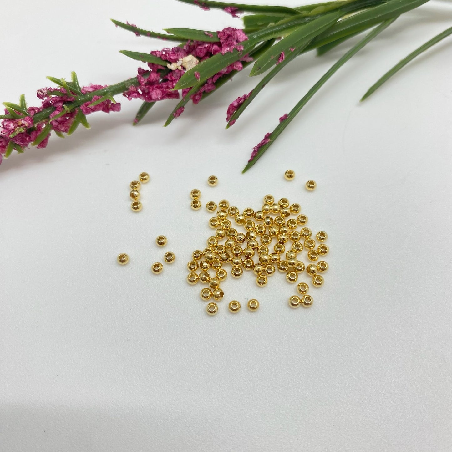 MO38 Bolitas 2 mm Perforación 0.8 mm Accesorio Baño Oro Accesorio hecho de Bronce Bañado en Oro 18K Joyas Bañadas en Oro