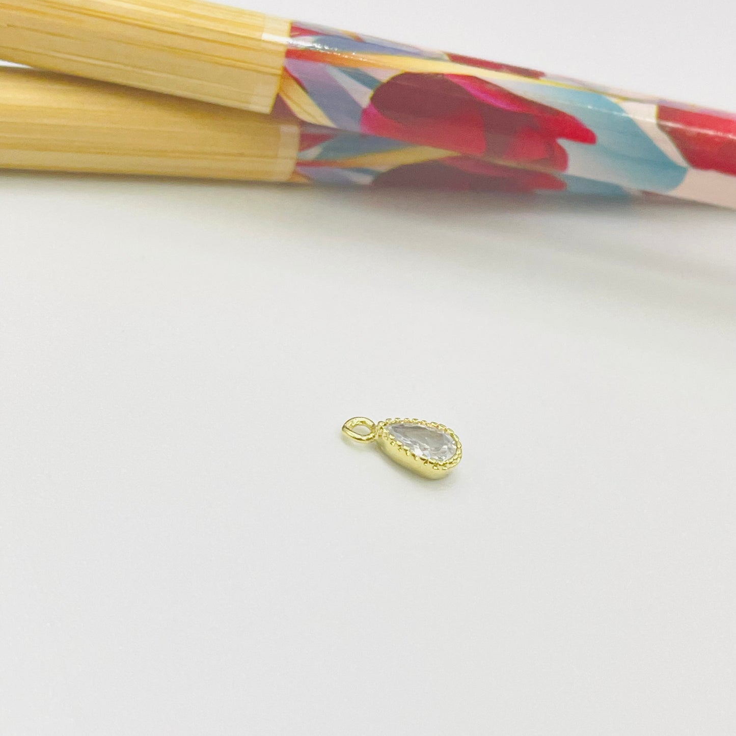FO381 Punto Luz Gota 8 x 3 mm Figura Baño Oro Figuras Bañadas en Oro y Plata hecho de Bronce Bañado en Oro 18K