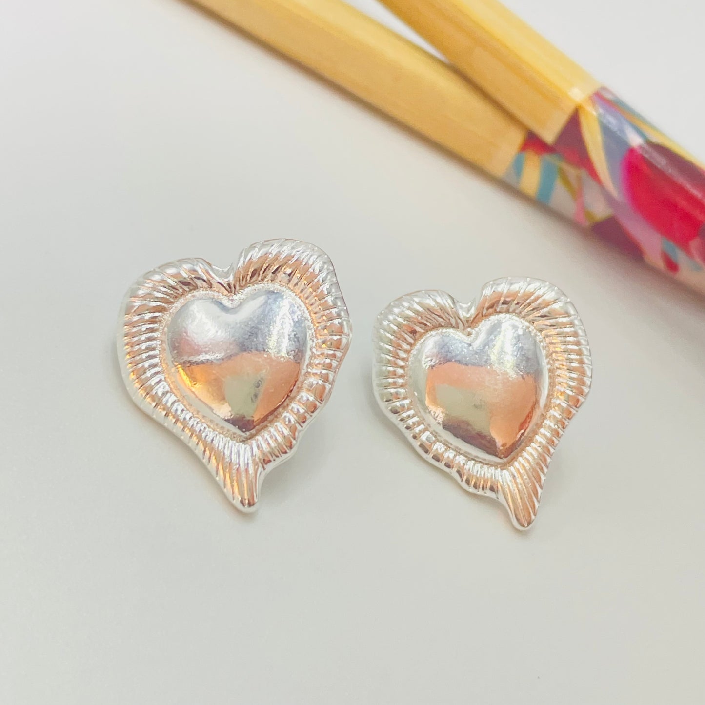 Joyas por Mayor Joyas Bañadas en Plata por Mayor Insumos para Joyas XP477 Aro Corazón irregular borde con rayitas estampadas 20 x 18 mm Espesor 1.2 mm Aro Baño Plata