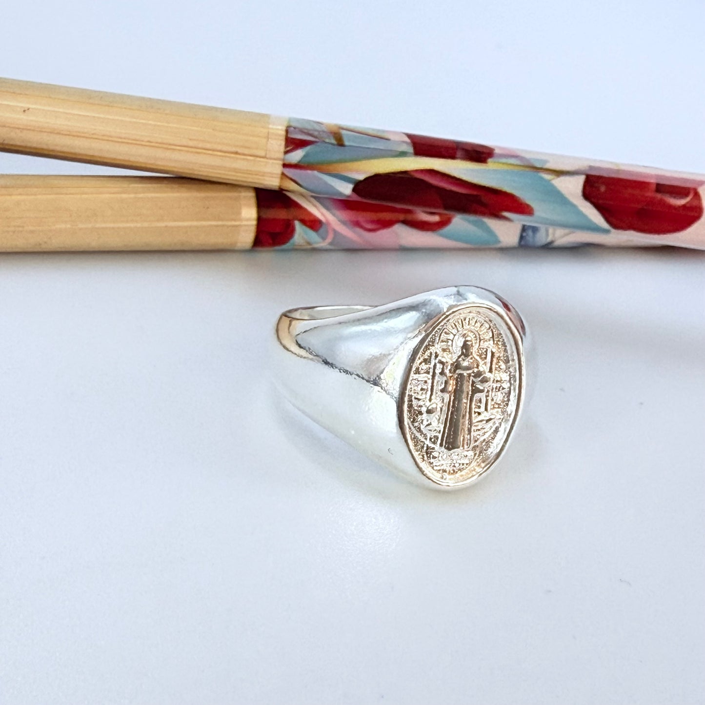 WP77 Anillo Tipo Chevalier San Benito Esfera Ovalada 15 x 11 mm Ancho argolla 3 mm Anillo Baño Plata