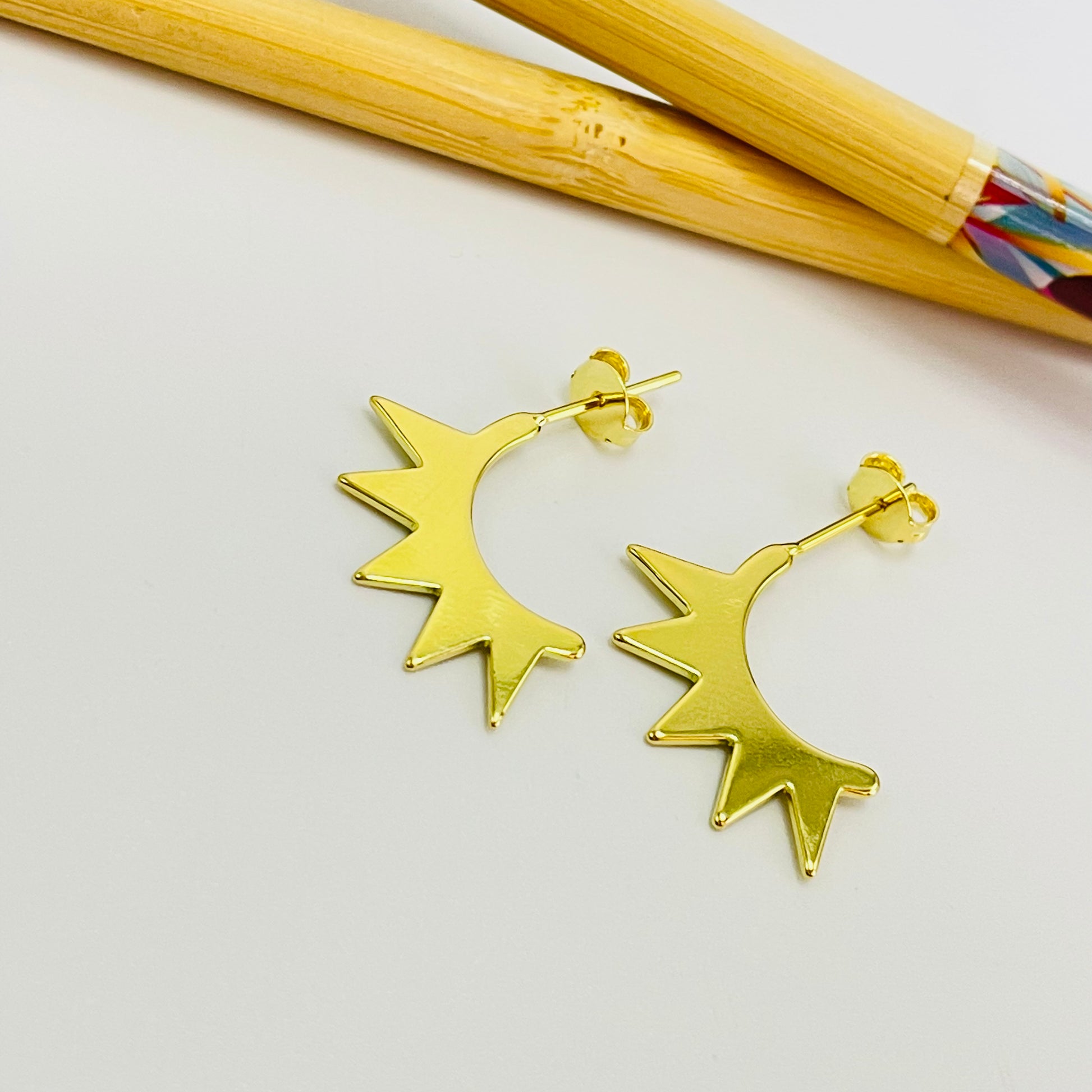 XO398 Aro Media argolla con puntas (spike) 15 x 17 mm Espesor 1 mm Aro Baño Oro Aros Bañados hecho de Bronce Bañado en Oro 18K Joyas Bañadas en Oro