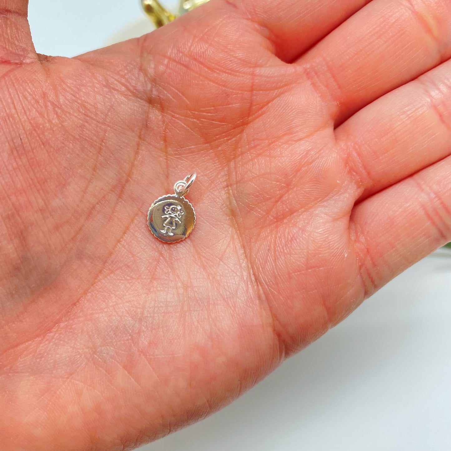 Joyas por Mayor Joyas Bañadas en Plata por Mayor Insumos para Joyas FP1237 Colgante Medalla Niñita Estampada Diá. 10 mm con argollita de 5 mm Espesor 1.2 mm Borde acanalado Figura Baño Plata