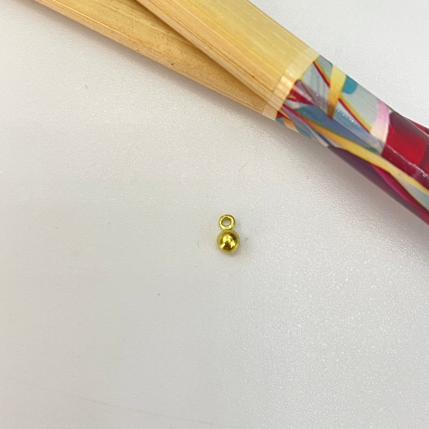 FO474 Bolita c Argolla Figura Baño Oro Figuras Bañadas en Oro y Plata hecho de Bronce Bañado en Oro 18K Joyas Bañadas en Oro