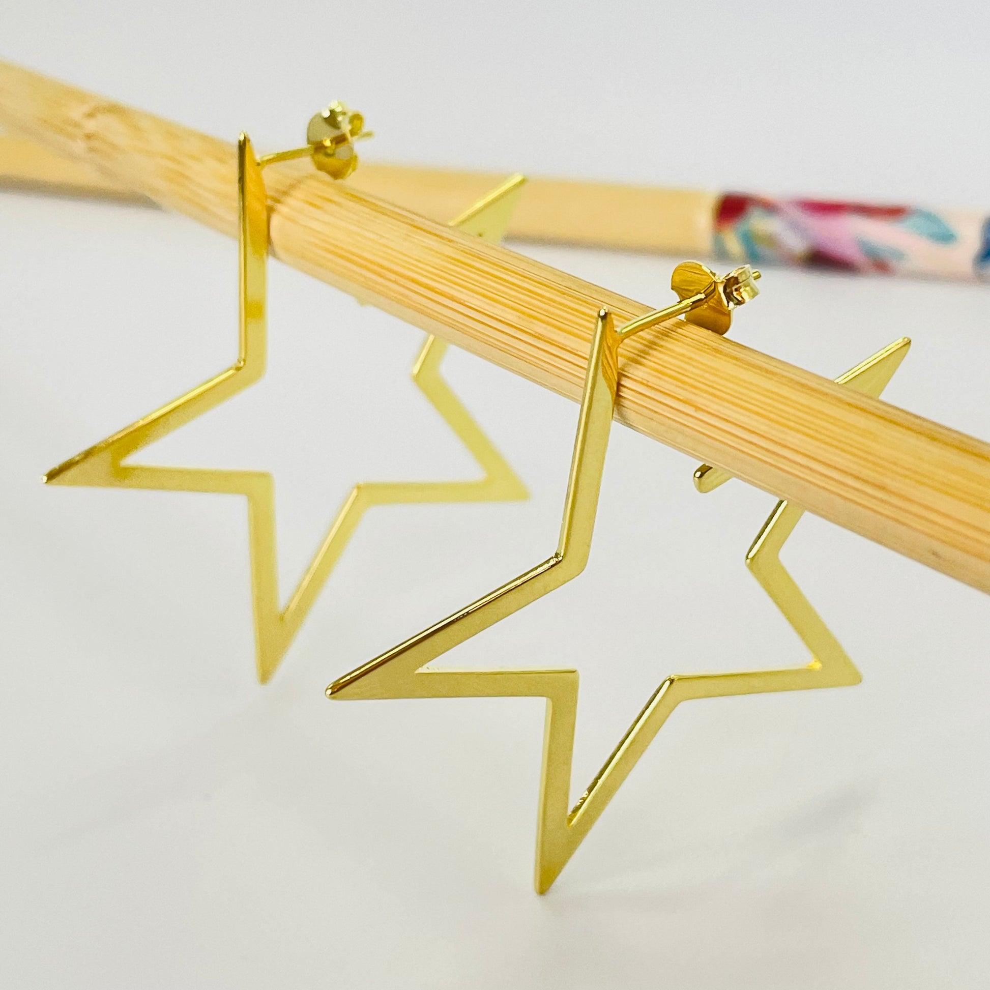 XO400 Aro Estrella tipo Argolla L 47 x 47 mm Espesor 1 mm Aro Baño Oro Aros Bañados hecho de Bronce Bañado en Oro 18K Joyas Bañadas en Oro