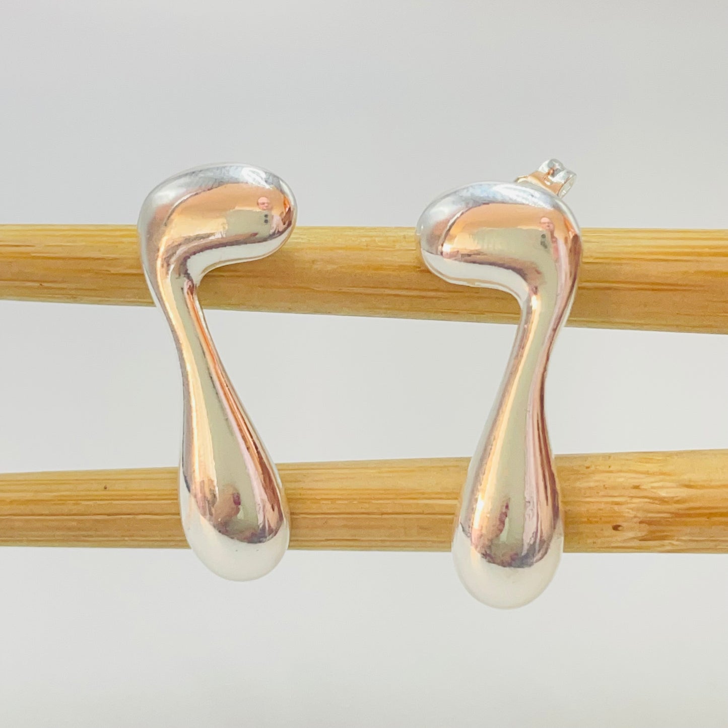Joyas por Mayor Joyas Bañadas en Plata por Mayor Insumos para Joyas XP473 Aro Orgánico Simple 20 x 11 mm Espesor 1.2 mm Aro Baño Plata