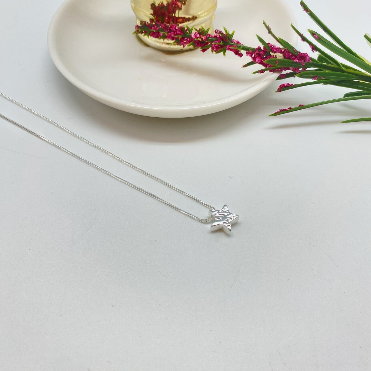 CP184 Collar con Estrella pasada Cadena veneciana 1 mm Estrella doble faz lisa y martelada 10 mm espesor 4 mm Largo 40 cm más extensor 6 cm Collar Terminado Baño Plata Cadenas Bañadas hecho de Bronce Bañado en Plata 50 ml Joyas Bañadas en Plata