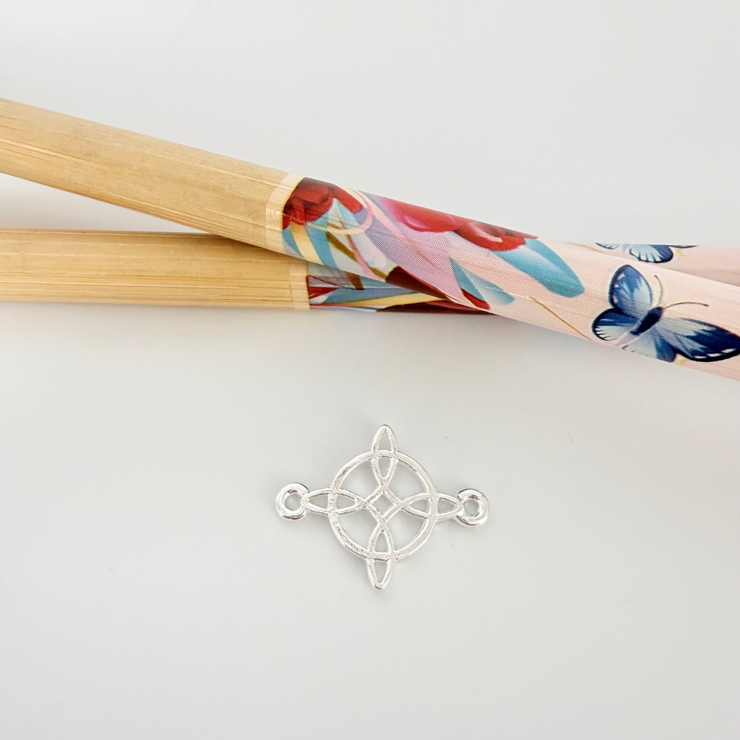 FP1266 Conector Nudo de Bruja 19 x 16 mm Espesor 1.1 mm Figura Baño Plata