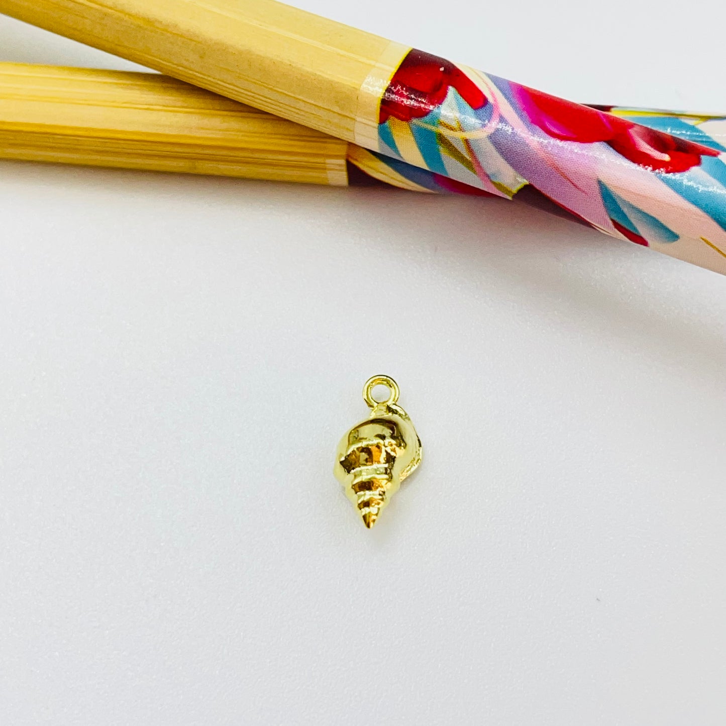 FO846 Colgante Mini Caracol de Mar 12x6 mm incluye argollita Figura Baño Oro