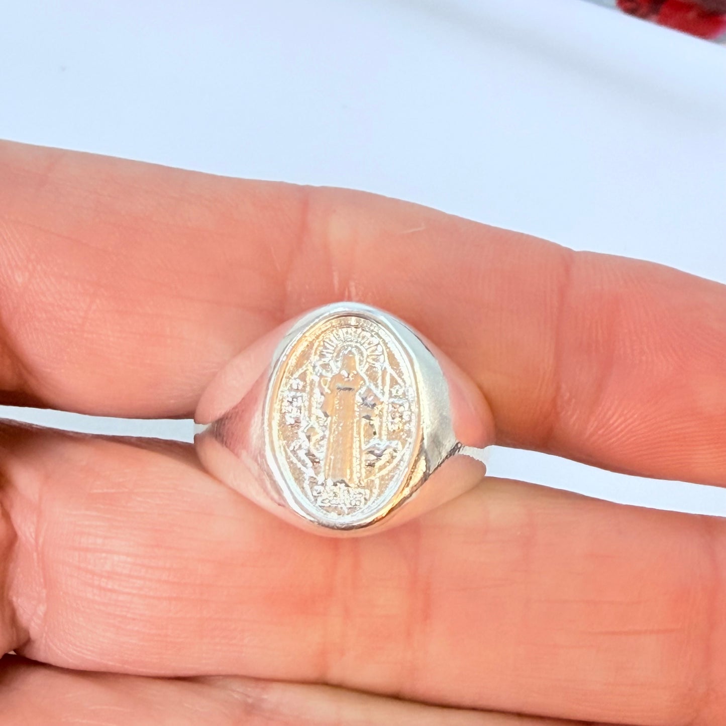 WP77 Anillo Tipo Chevalier San Benito Esfera Ovalada 15 x 11 mm Ancho argolla 3 mm Anillo Baño Plata
