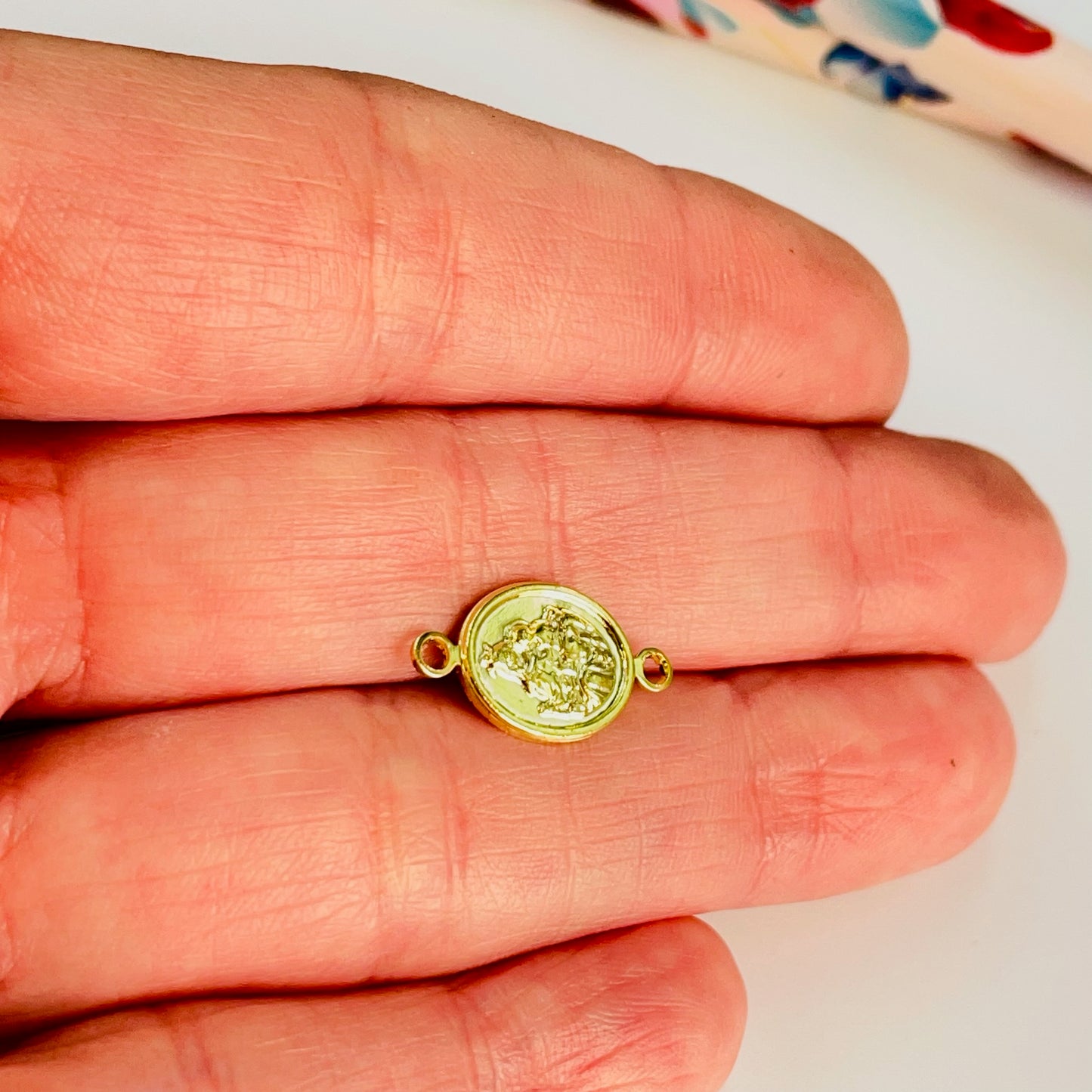 Joyas por Mayor Joyas Bañadas en Oro por Mayor Insumos para Joyas FO1202 Conector Ovalado Nuestra Señora del Carmen 11 x 9 mm más argollitas Espesor 1.1 mm Figura Baño Oro