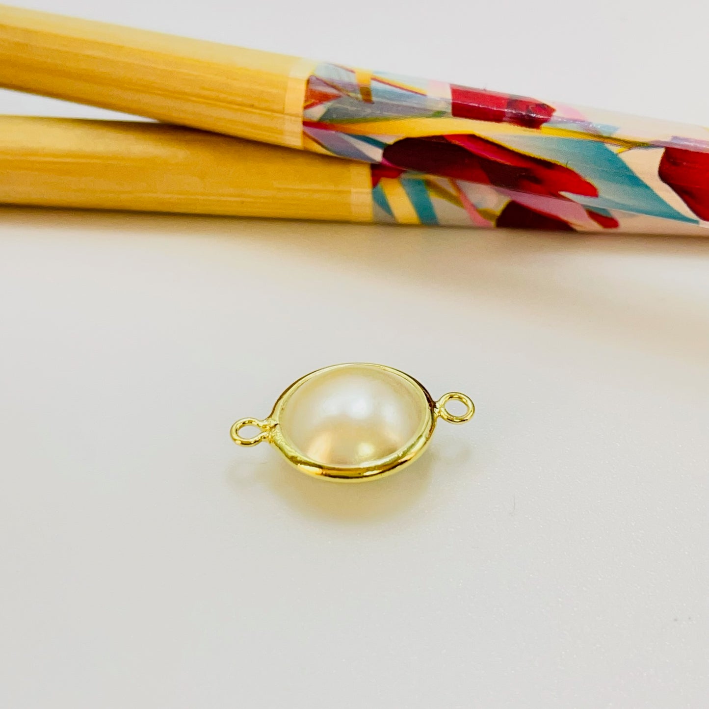 Joyas por Mayor Joyas Bañadas en Oro por Mayor Insumos para Joyas FO1181 Conector Perla Diá. 10 mm más argollitas Espesor 6 mm Figura Baño Oro