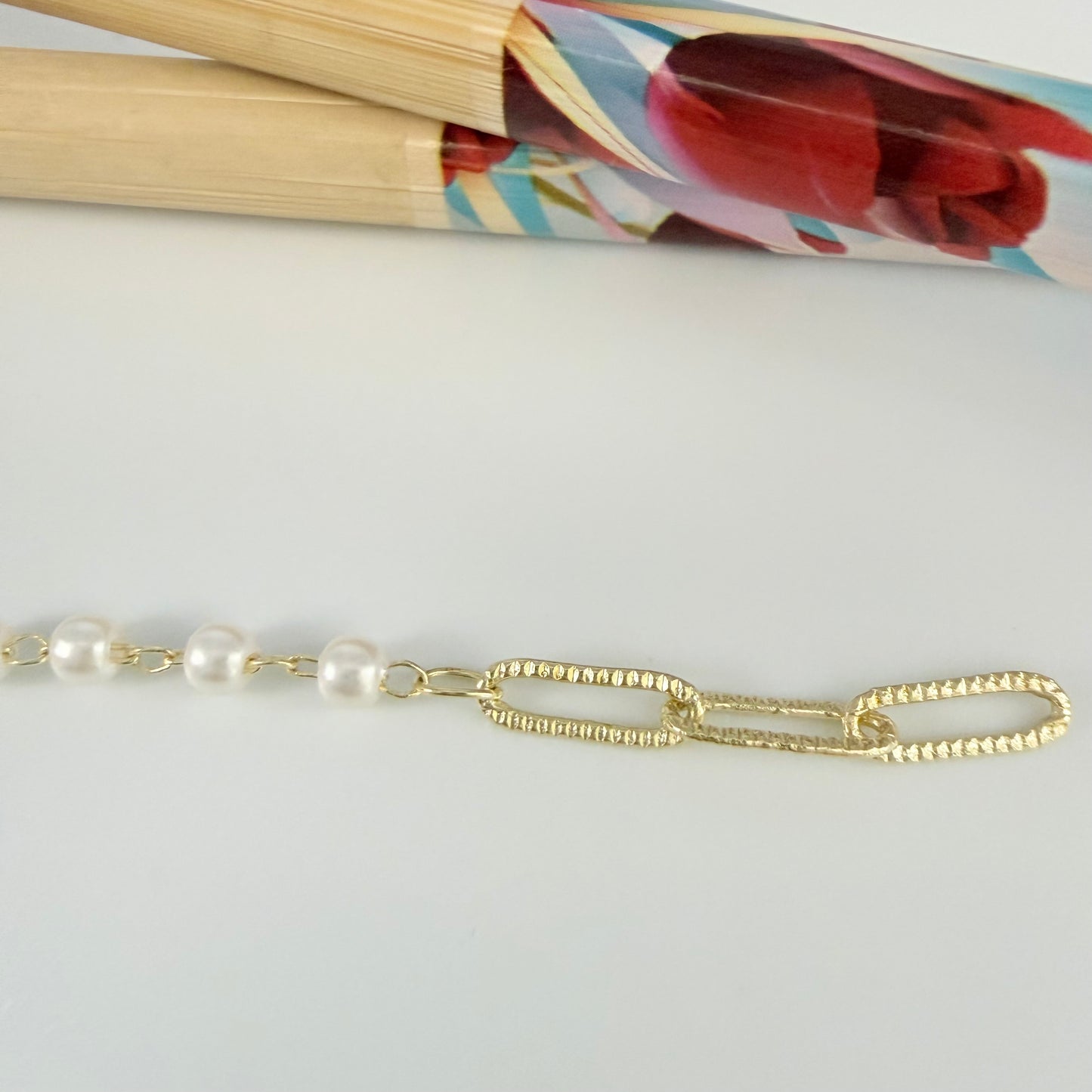 CO236 Cadena Perlas y Eslabones Alternados Perla diá. 3 mm Eslabones Texturados 3 x 10 mm Espesor 0.5 mm Cadena por Metro Baño Oro