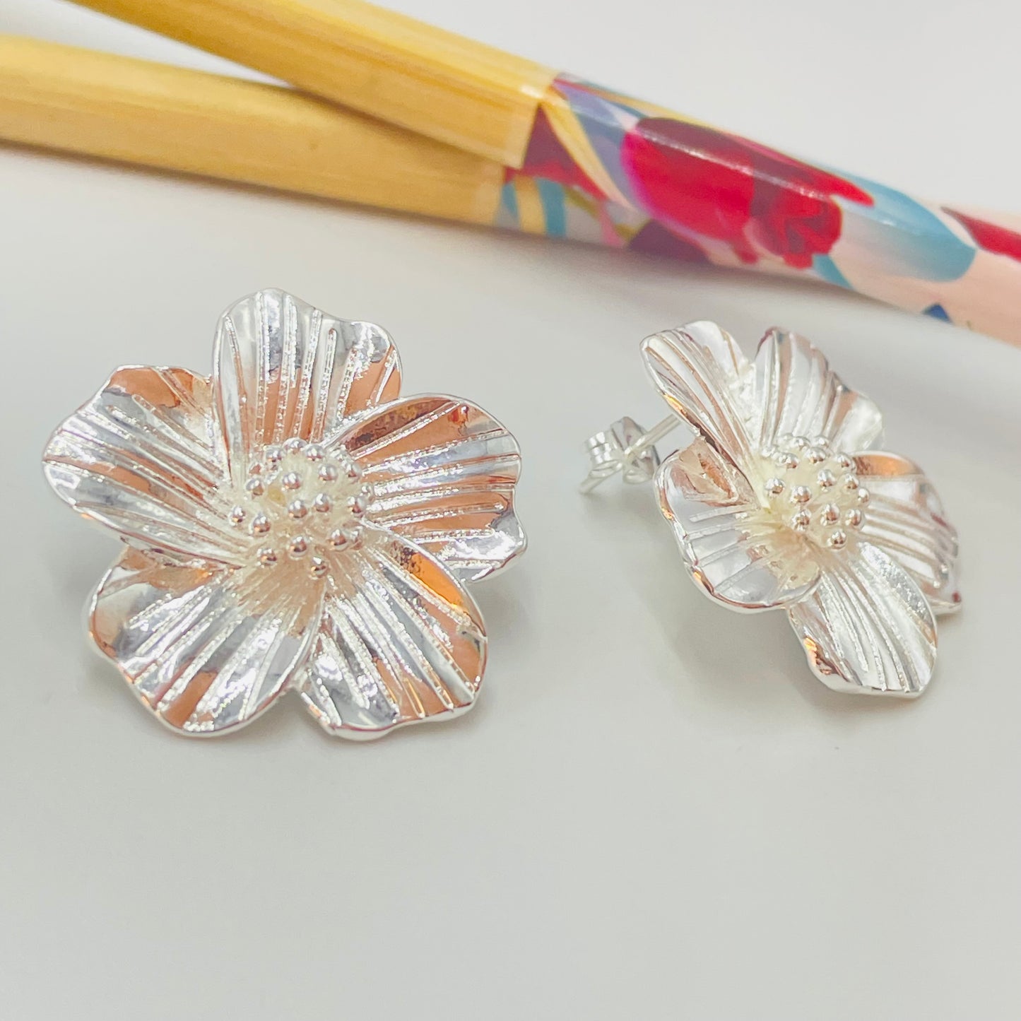 Joyas por Mayor Joyas Bañadas en Plata por Mayor Insumos para Joyas XP478 Aro Flor 5 Pétalos anchos rayitas en relieve y bolitas en el centro 27 mm Espesor 1.2 mm Aro Baño Plata