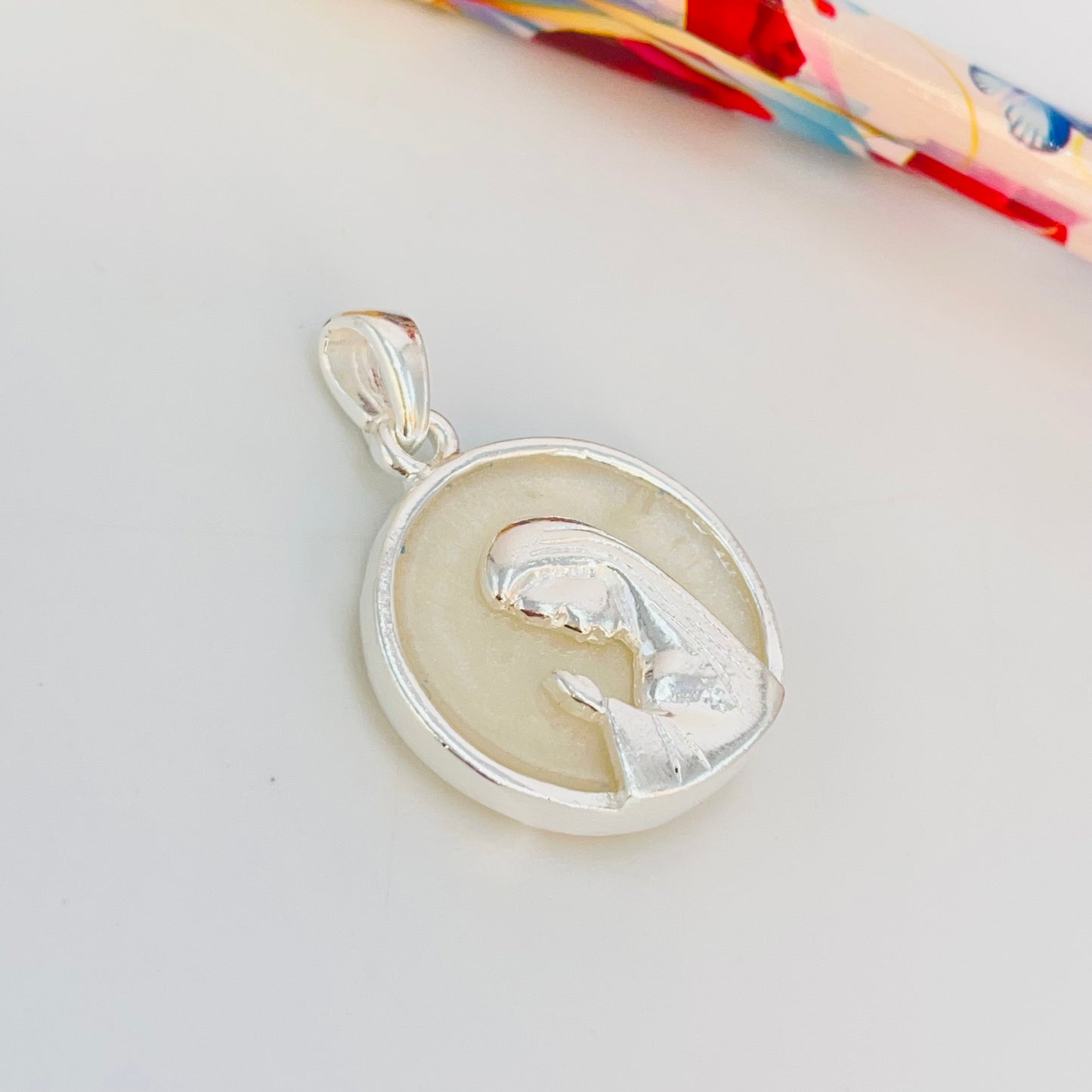 FP1051 Colgante Virgen Niña fondo Cristal diá. 23 mm más argollita más valier Figura Baño Plata