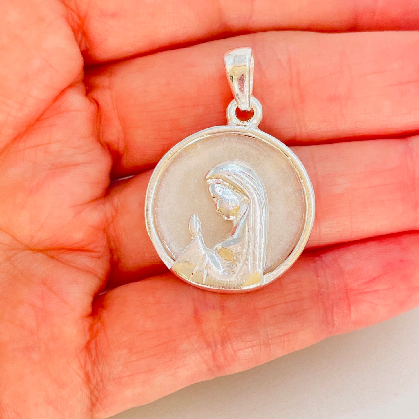 FP1051 Colgante Virgen Niña fondo Cristal diá. 23 mm más argollita más valier Figura Baño Plata