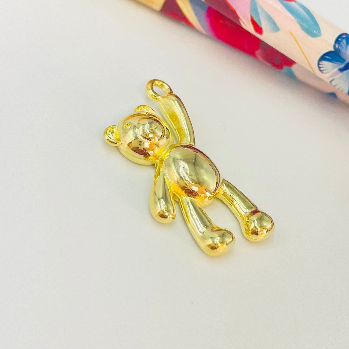 Joyas por Mayor Joyas Bañadas en Oro por Mayor Insumos para Joyas FO1147 Colgante Oso con mano en alto 25 x 18 mm más argollita Espesor 4 mm Figura Baño Oro
