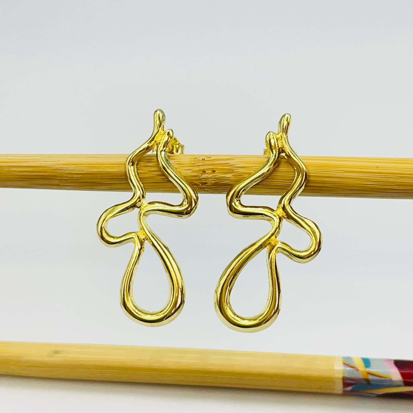 Joyas por Mayor Joyas Bañadas en Oro por Mayor Insumos para Joyas XO547 Aro Forma Orgánica Calado 32 x 18 mm Espesor 2 mm Aro Baño Oro