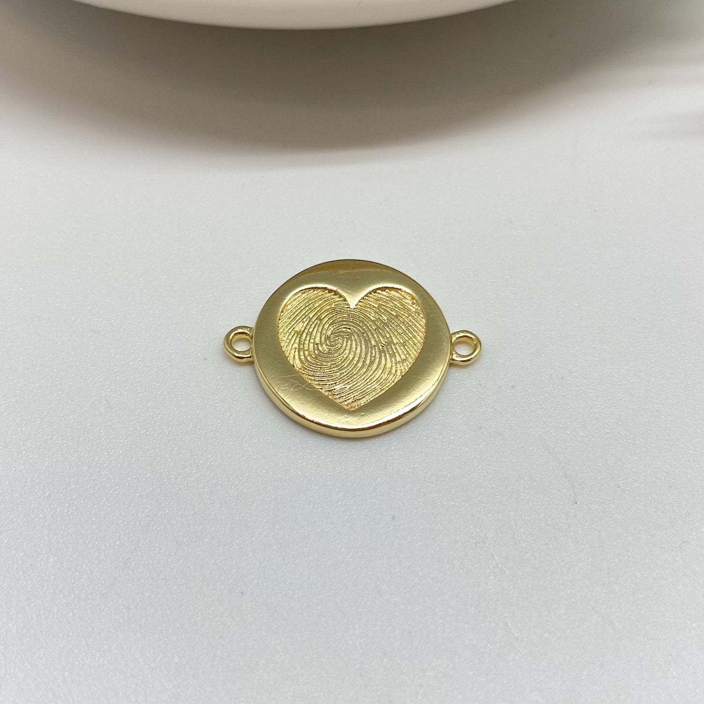 Joyas por Mayor Joyas Bañadas en Oro por Mayor Insumos para Joyas FO1240 Conector Corazón y Huella Digital Diá. 15 mm más 2 argollitas 3 mm c/u Espesor 1.8 mm Figura Baño Oro