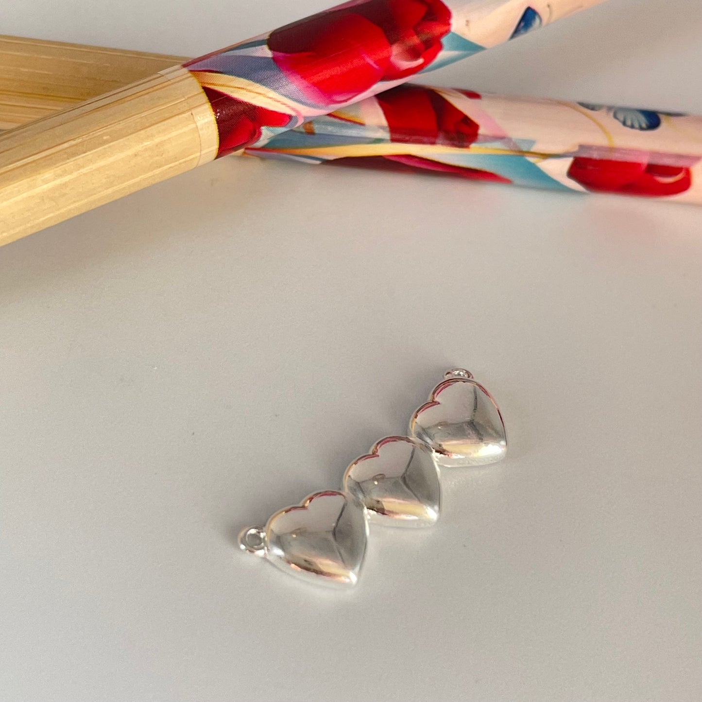 FP1142 Colgante o Conector 3 Corazones Unidos y dos argollas 7 x 22 mm más argollitas Espesor 2.2 mm Figura Baño Plata Figuras Bañadas hecho de Bronce Bañado en Plata 50 ml Joyas Bañadas en Plata