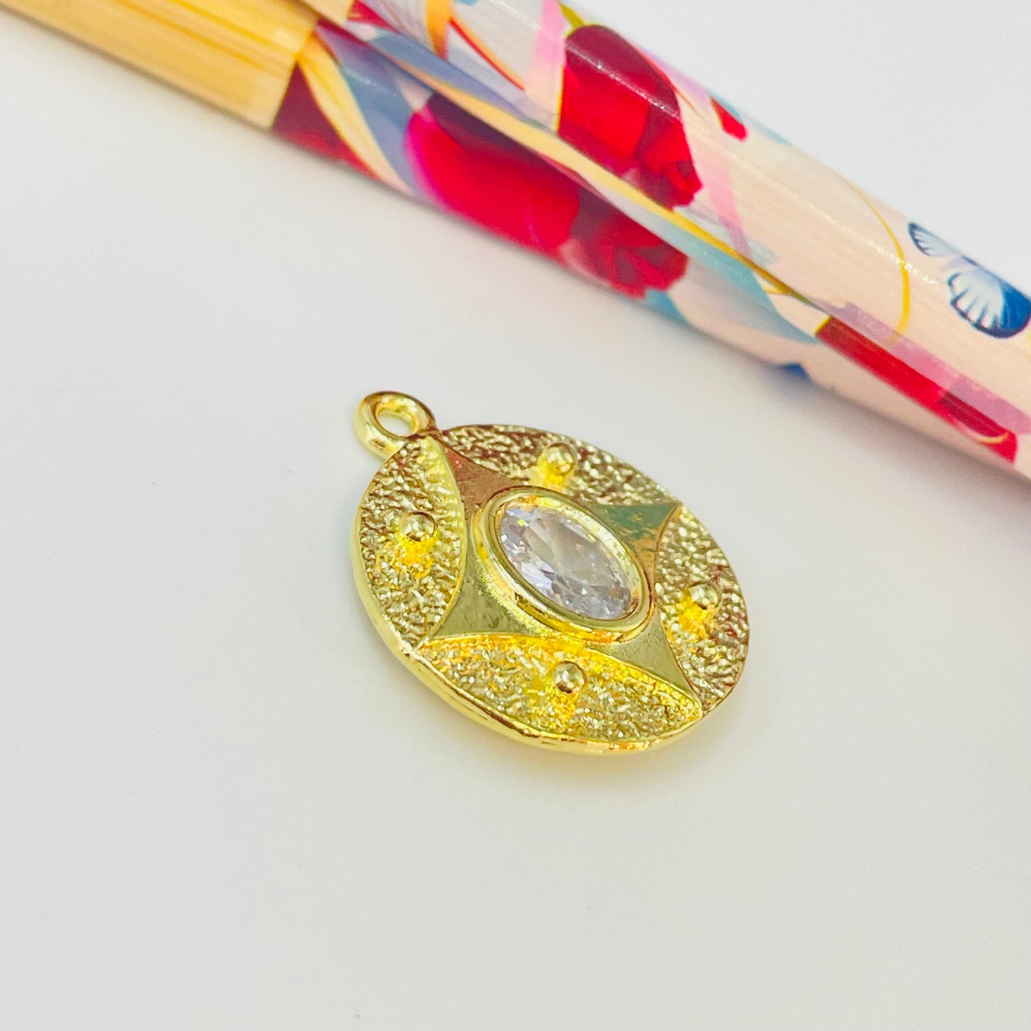 Joyas por Mayor Joyas Bañadas en Oro por Mayor Insumos para Joyas FO1146 Colgante Redondo Rústico Estrella 4 Puntas y Circón central Diá. 19 mm más argollita Espesor 1.5 mm Figura Baño Oro