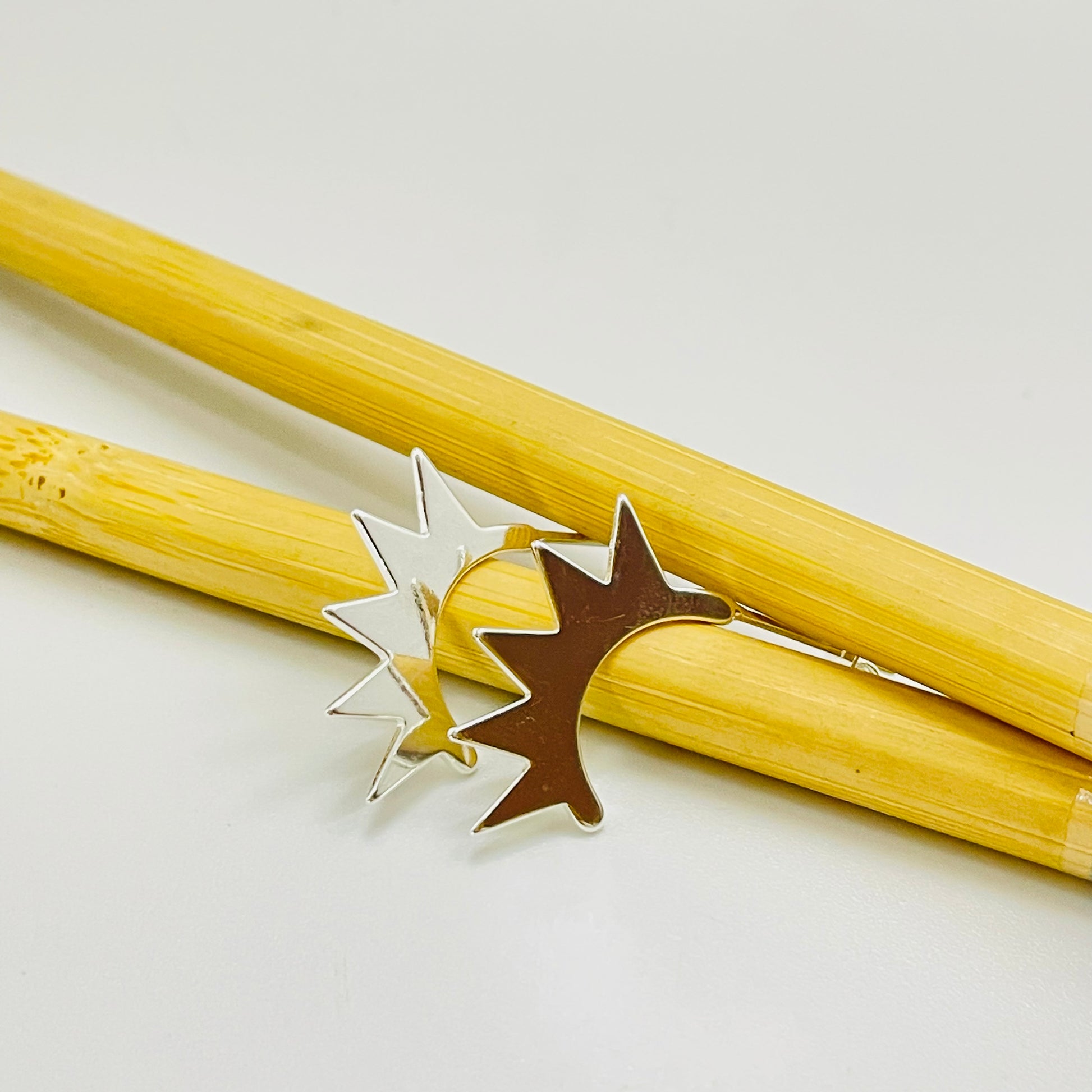 XP398 Aro Media argolla con puntas (spike) 15 x 17 mm Espesor 1 mm Aro Baño Plata Aros Bañados hecho de Bronce Bañado en Plata 50 ml Joyas Bañadas en Plata