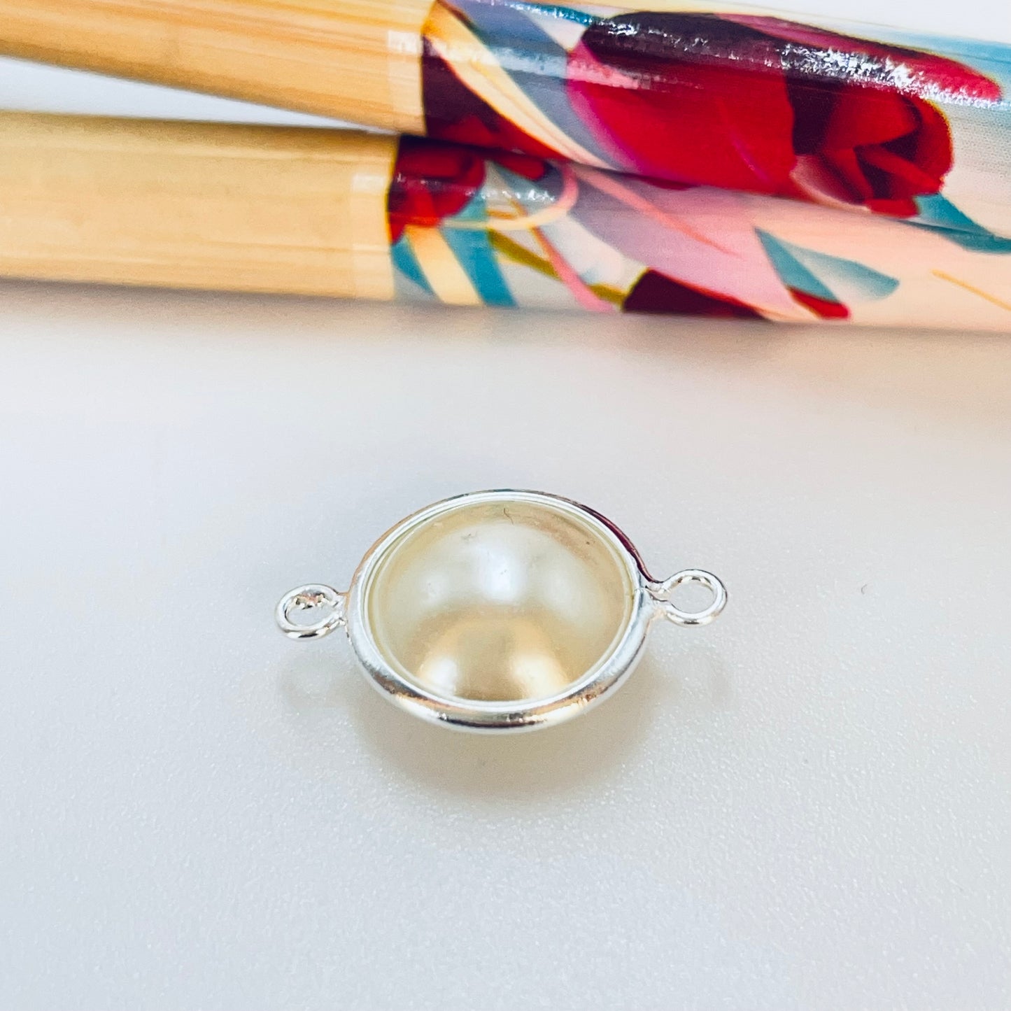 FP1181 Conector Perla Diá. 10 mm más argollitas Espesor 6 mm Figura Baño Plata