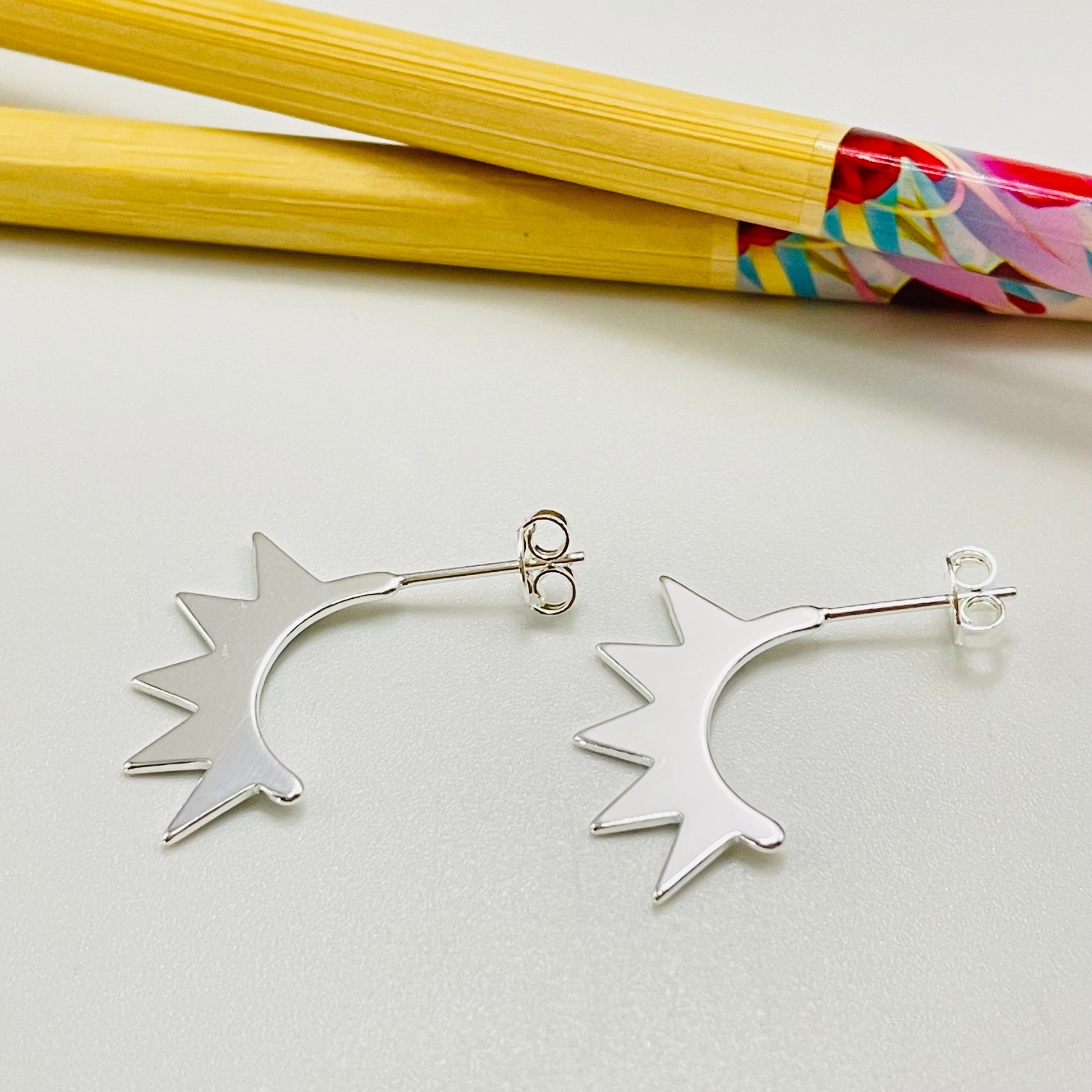 XP398 Aro Media argolla con puntas (spike) 15 x 17 mm Espesor 1 mm Aro Baño Plata Aros Bañados hecho de Bronce Bañado en Plata 50 ml Joyas Bañadas en Plata