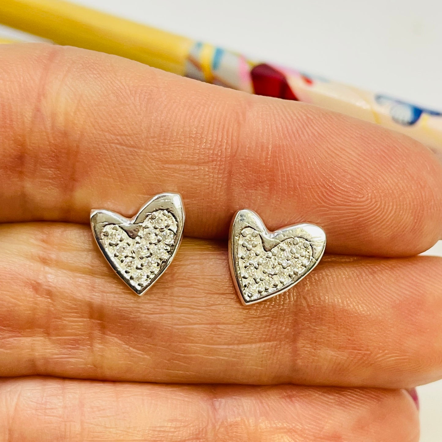 XP214 Aro Corazón Puntudo con con circones 10 mm Aro Baño Plata
Aros Bañados en Oro y Plata hecho de Bronce Bañado en Plata 50 ml