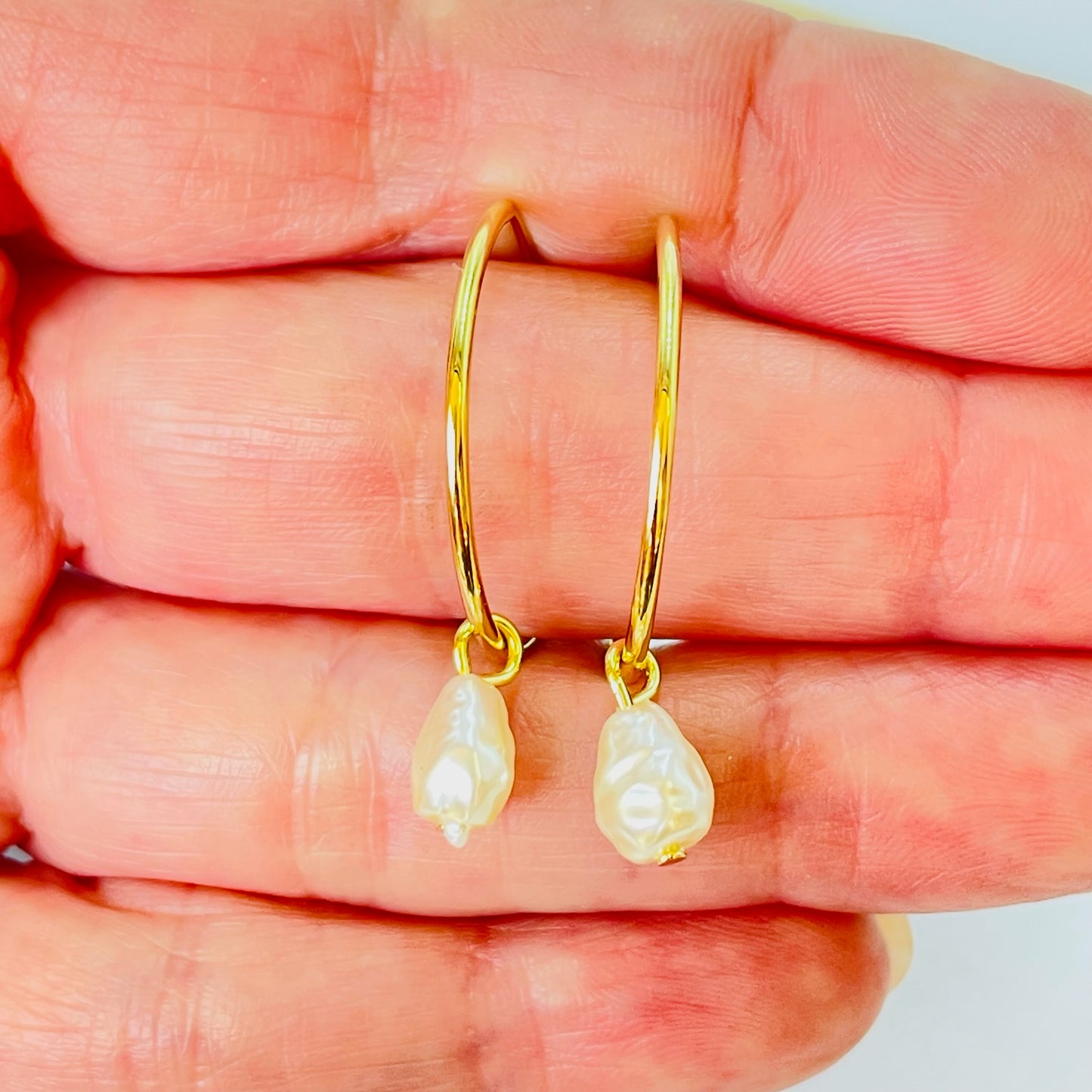 Joyas por Mayor Joyas Bañadas en Oro por Mayor Insumos para Joyas XO535 Aro Argolla con Perla Barroca Colgante de 9 x 8 mm Diá. 20 mm Espesor 1 mm Aro Baño Oro