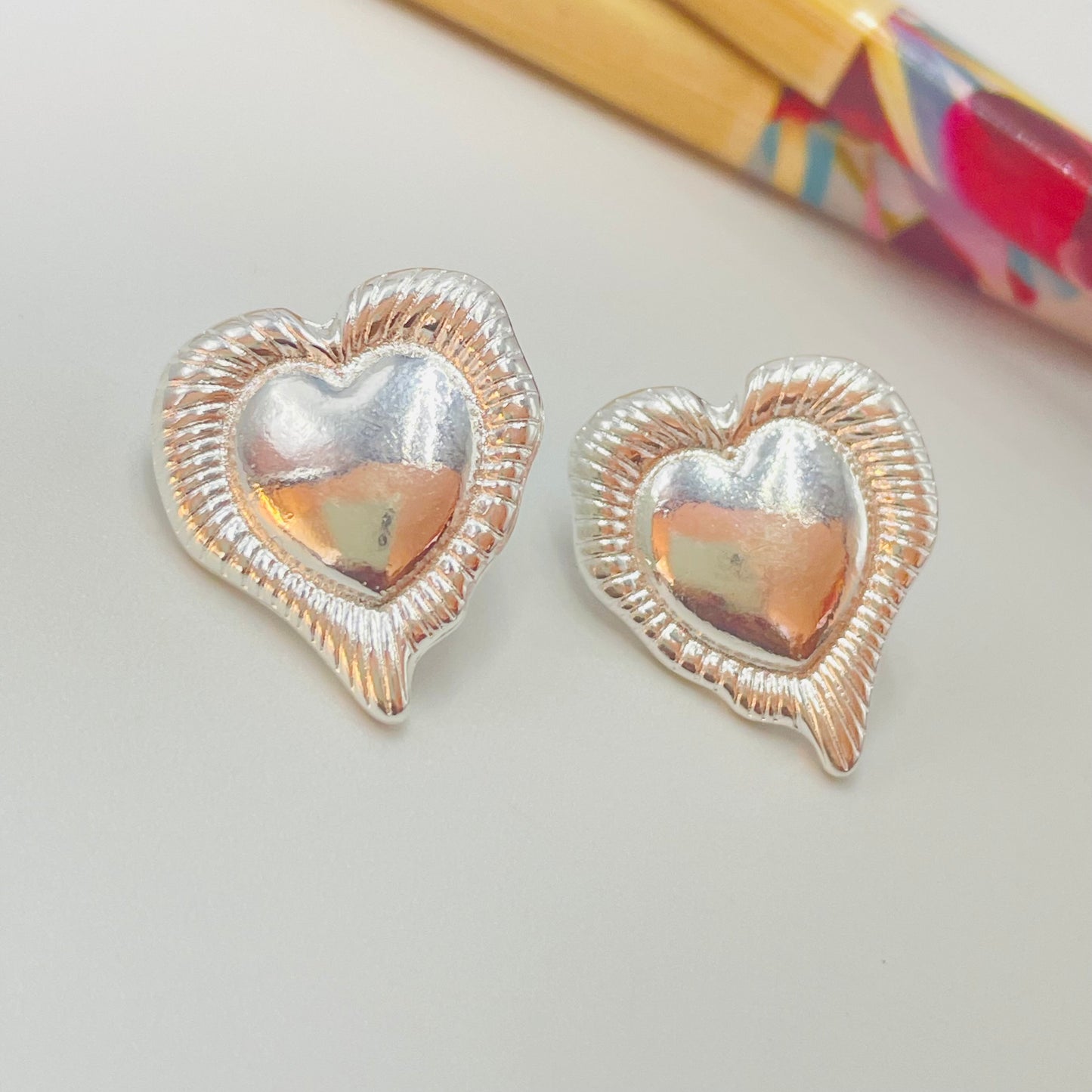 Joyas por Mayor Joyas Bañadas en Plata por Mayor Insumos para Joyas XP477 Aro Corazón irregular borde con rayitas estampadas 20 x 18 mm Espesor 1.2 mm Aro Baño Plata