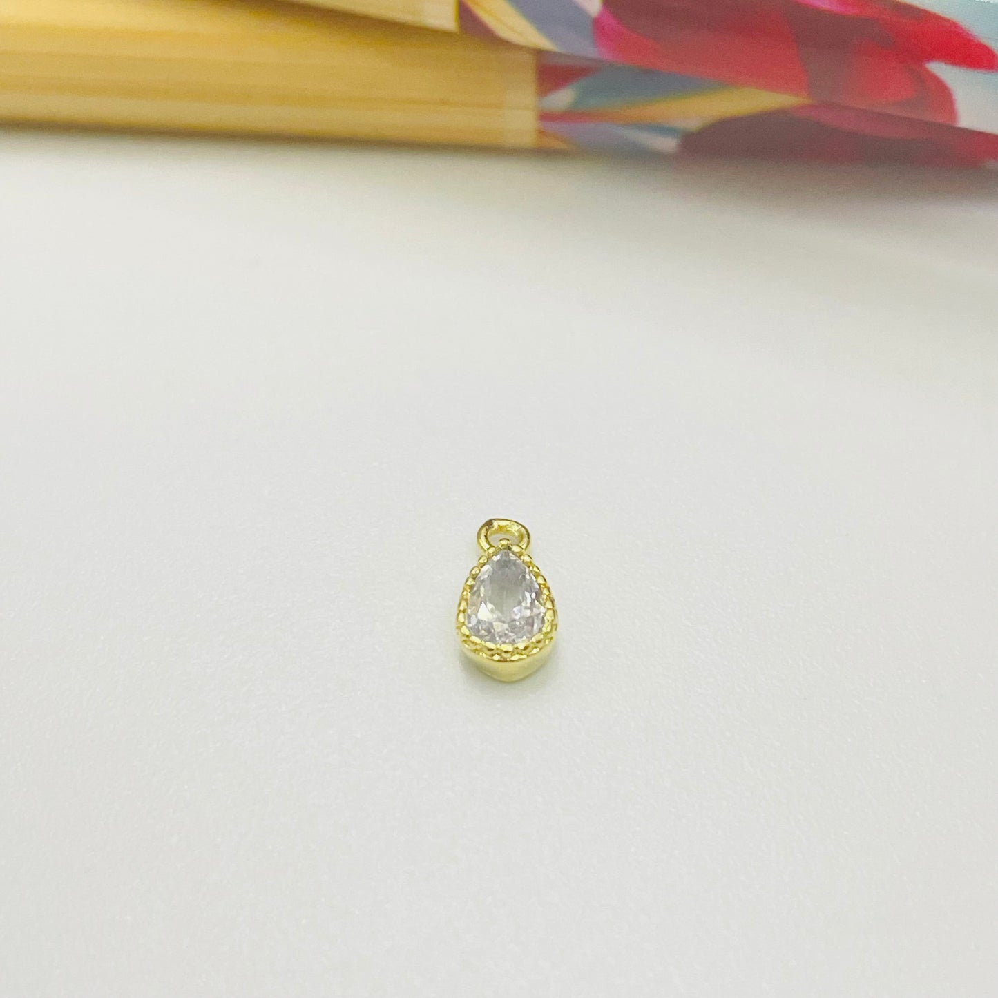 FO381 Punto Luz Gota 8 x 3 mm Figura Baño Oro Figuras Bañadas en Oro y Plata hecho de Bronce Bañado en Oro 18K