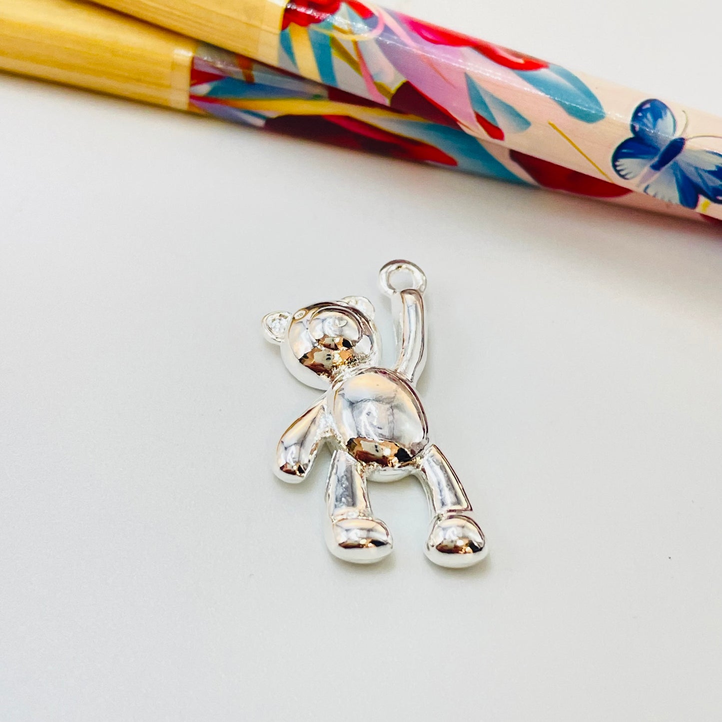Joyas por Mayor Joyas Bañadas en Plata por Mayor Insumos para Joyas FP1147 Colgante Oso con mano en alto 25 x 18 mm más argollita Espesor 4 mm Figura Baño Plata