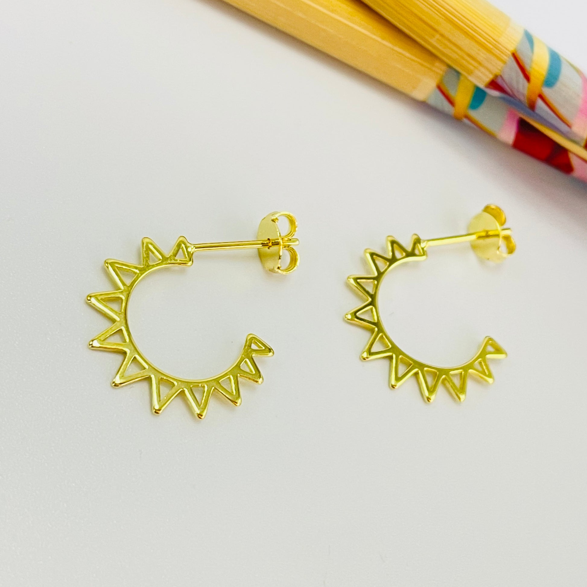 XO396 Aro Argolla Puntas Caladas 20 mm Espesor 1 mm Aro Baño Oro Aros Bañados hecho de Bronce Bañado en Oro 18K Joyas Bañadas en Oro