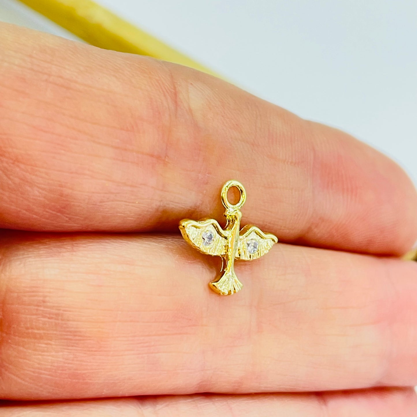 FO1226 Colgante Espíritu Santo 9 x 13 mm más argollita Espesor 1.1 mm Figura Baño Oro