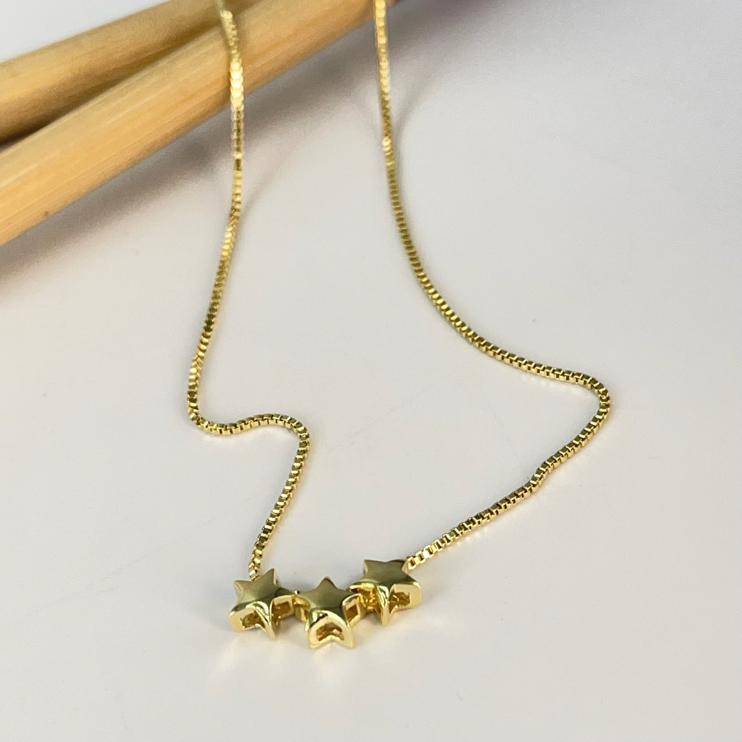 CO194 Collar 3 estrellas pasadas 5.5 mm Espesor 3 mm Cadena Veneciana 1 mm 40 cm más extensor 5.5 cm Collar Terminado Baño Oro Cadenas Bañadas hecho de Bronce Bañado en Oro 18K Joyas Bañadas en Oro