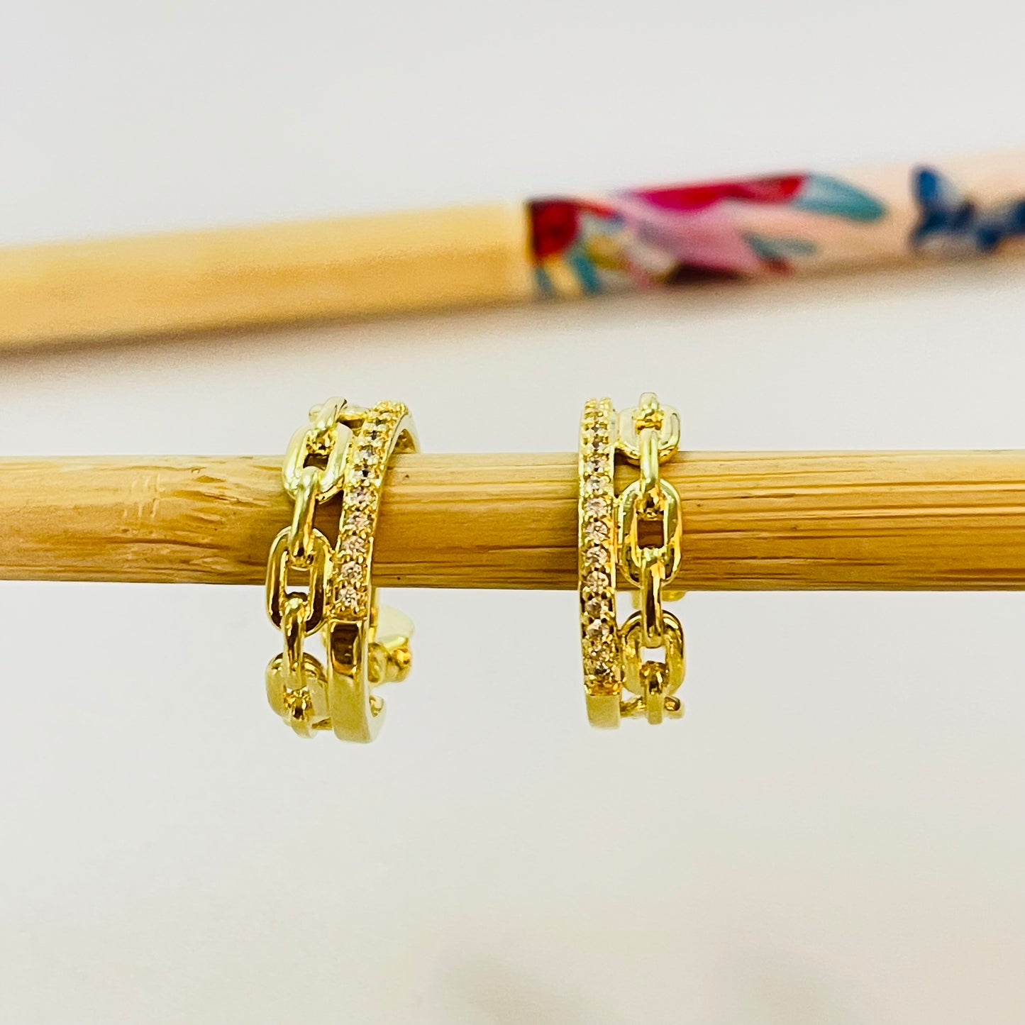 XO263 Aro Argolla Eslabones y argolla de micro circones Diá. 18 mm Ancho 5 mm Aro Baño Oro Aros Bañados hecho de Bronce Bañado en Oro 18K Joyas Bañadas en Oro
