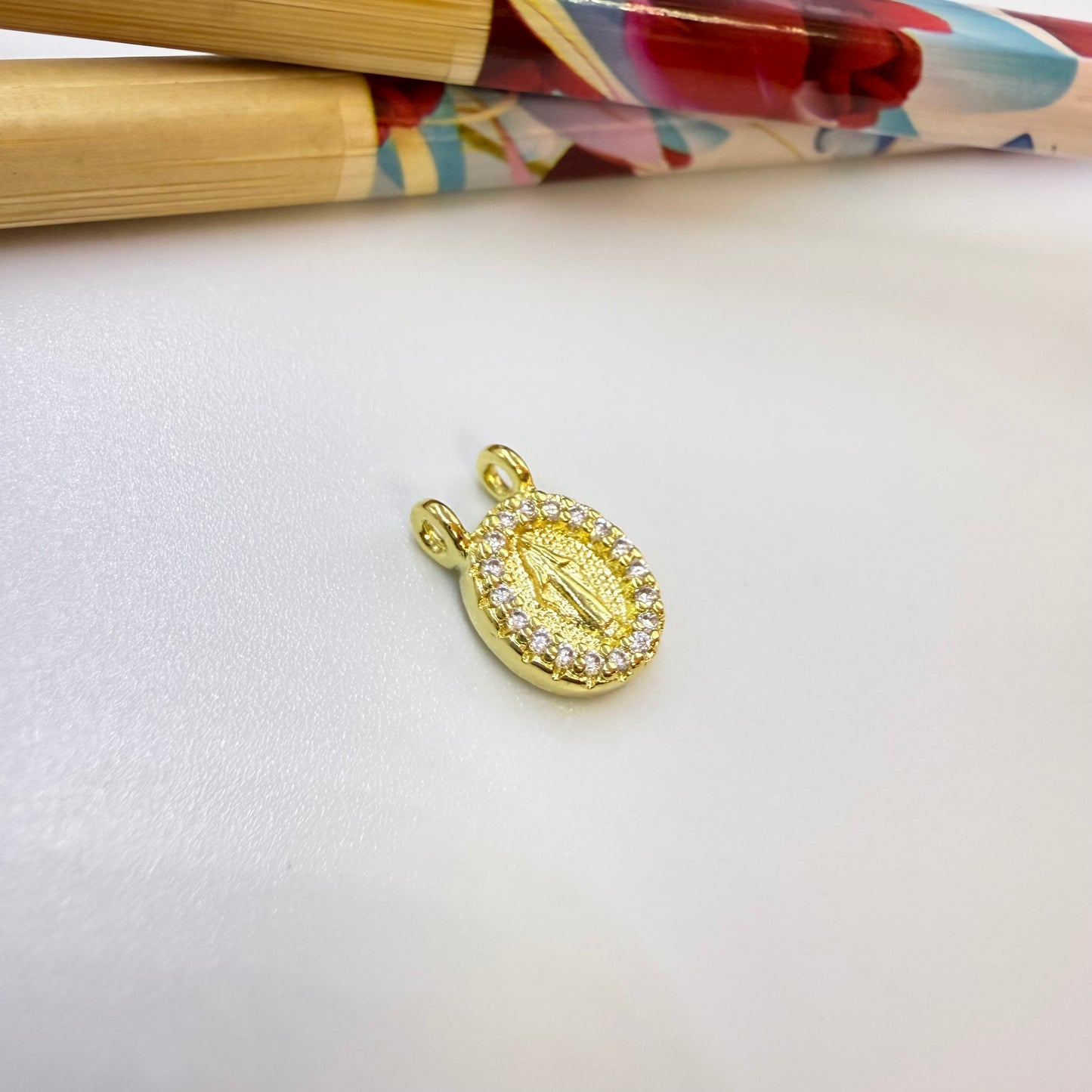 Joyas por Mayor Joyas Bañadas en Oro por Mayor Insumos para Joyas FO1246 Colgante Virgen de los Milagros Borde con Circones 9 x 8 mm con 2 argollitas de 3 mm Espesor 2.5 mm Figura Baño Oro