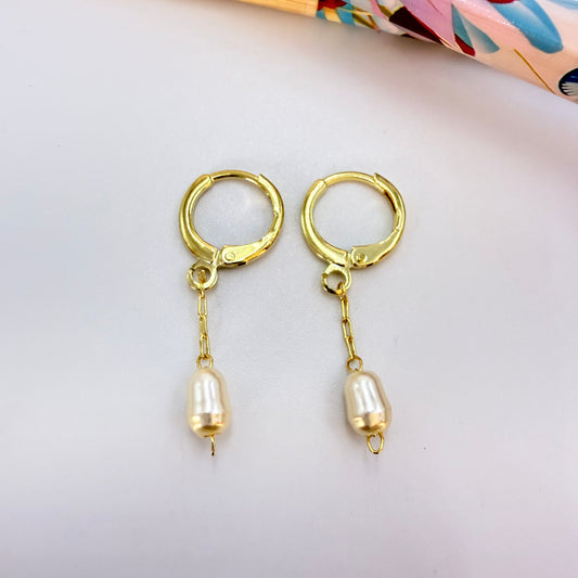 Joyas por Mayor Joyas Bañadas en Oro por Mayor Insumos para Joyas XO562 Aro Argolla con Perla tipo Río de 7x5 mm Largo Total 30 mm Largo cadena 18 mm Aro Baño Oro