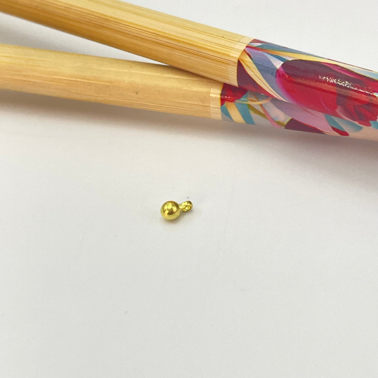 FO474 Bolita c Argolla Figura Baño Oro Figuras Bañadas en Oro y Plata hecho de Bronce Bañado en Oro 18K Joyas Bañadas en Oro