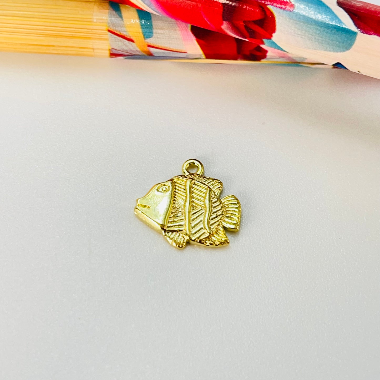 FO1234 Pez Payaso 10 x 12 mm más argollita Espesor 1.5 mm Figura Baño Oro