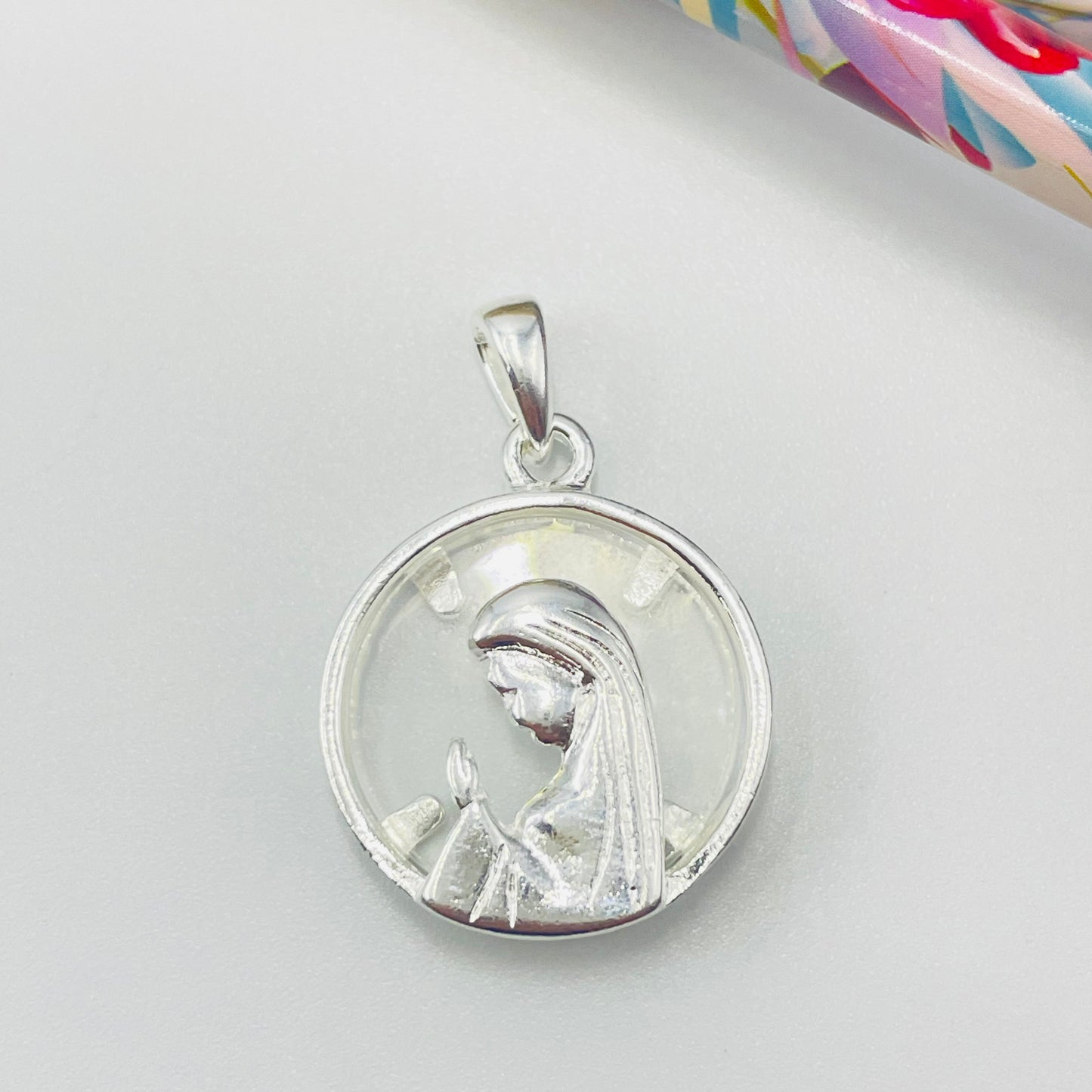FP1051 Colgante Virgen Niña fondo Cristal diá. 23 mm más argollita más valier Figura Baño Plata