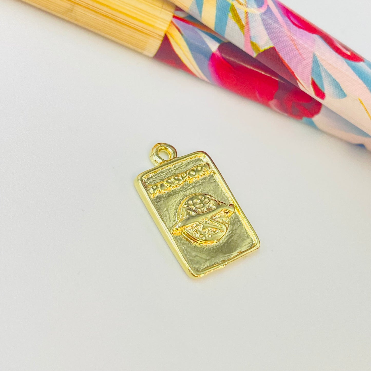 Joyas por Mayor Joyas Bañadas en Oro por Mayor Insumos para Joyas FO1155 Colgante Pasaporte 14.5 x 11 mm más argollita Espesor 1.2 mm Figura Baño Oro