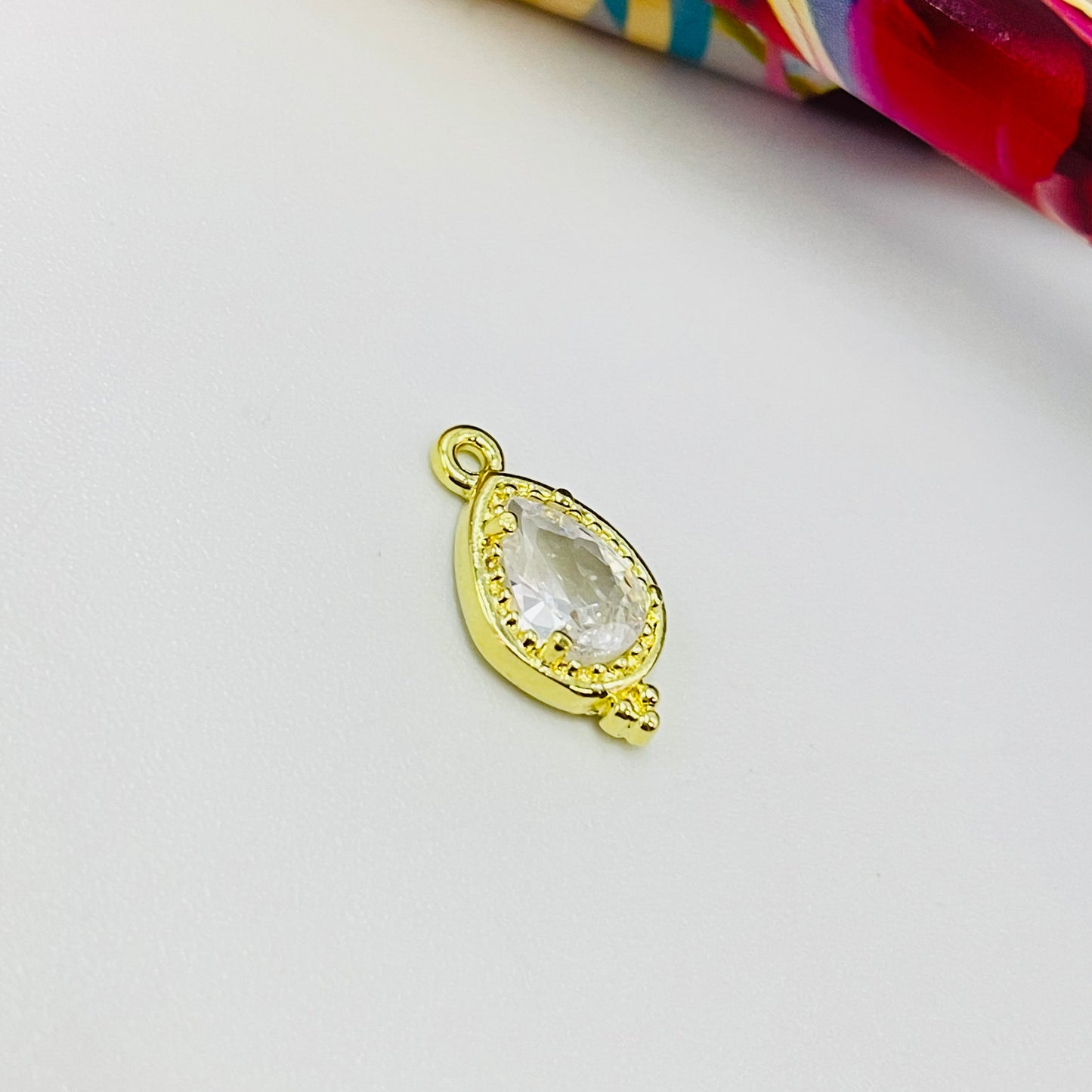 FO983 Colgante Gota Cuarzo Cristal con tres bolitas en borde inferior 13x7 mm Figura Baño Oro Figuras Bañadas hecho de Bronce Bañado en Oro 18K Joyas Bañadas en Oro