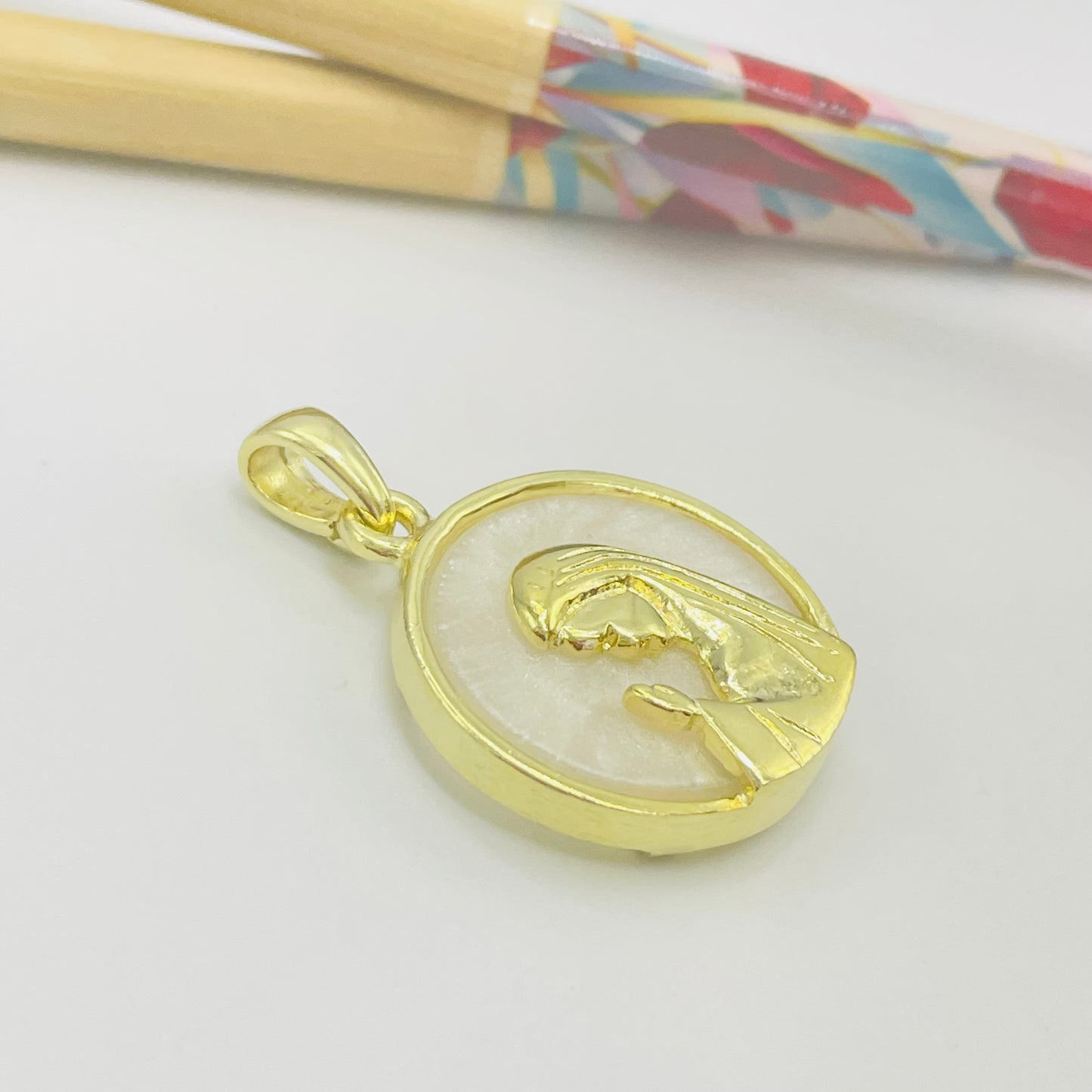 FO1051 Colgante Virgen Niña fondo Cristal diá. 23 mm más argollita más valier Figura Baño Oro