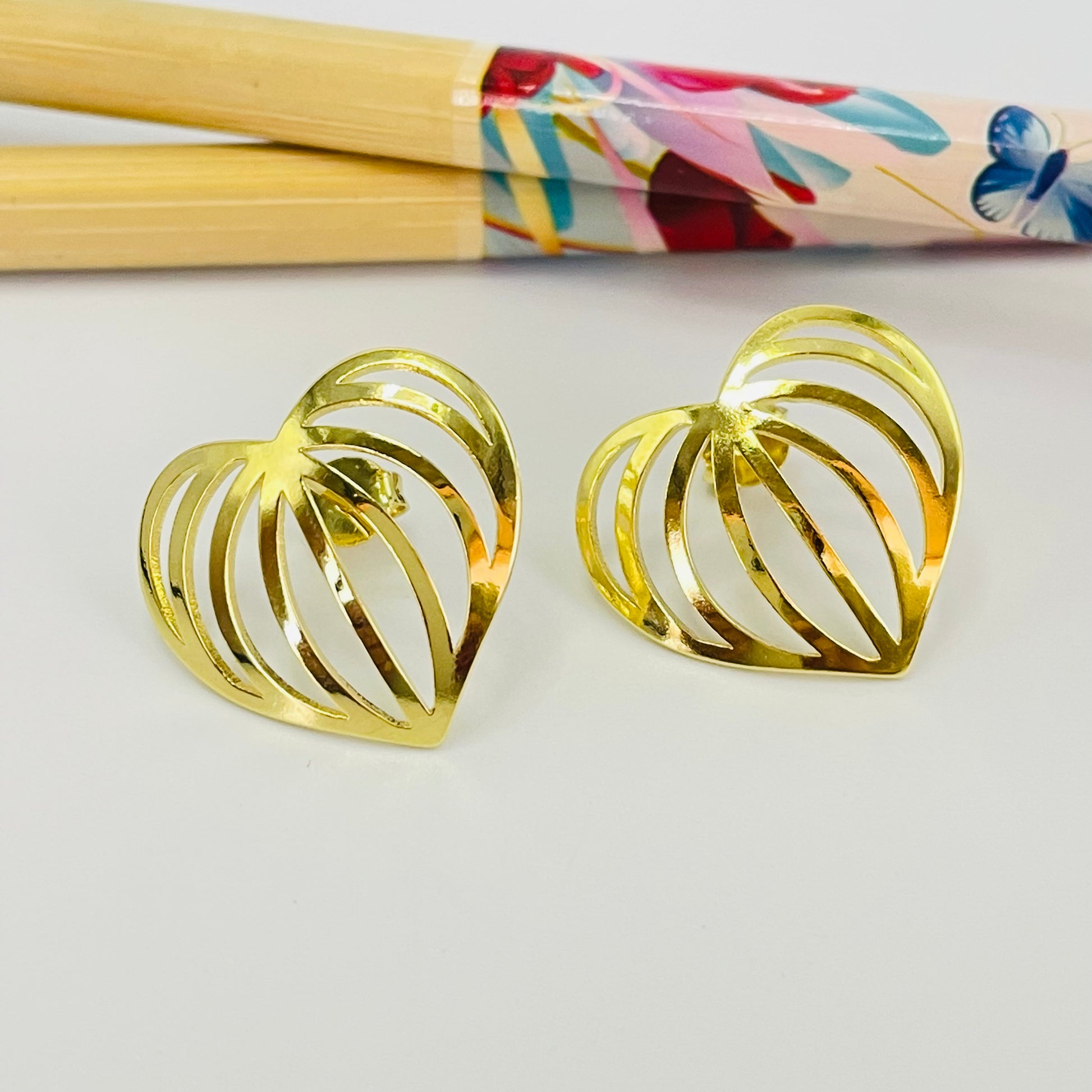 XO404 Aro Corazón Calado Abombado 20 x 22 mm Espesor 1 mm Aro Baño Oro Aros Bañados hecho de Bronce Bañado en Oro 18K Joyas Bañadas en Oro