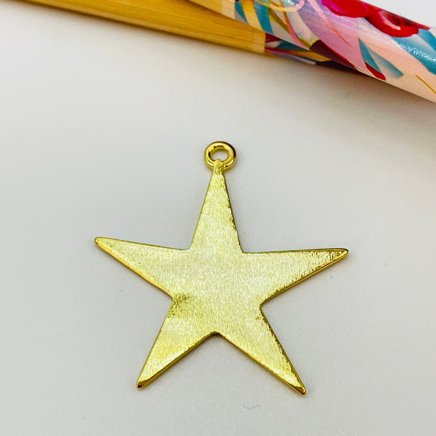 FO1120 Colgante Estrella Irregular Doble Faz Lijada y Martelado 30 x 30 mm más argollita Espesor 1 mm Figura Baño Oro