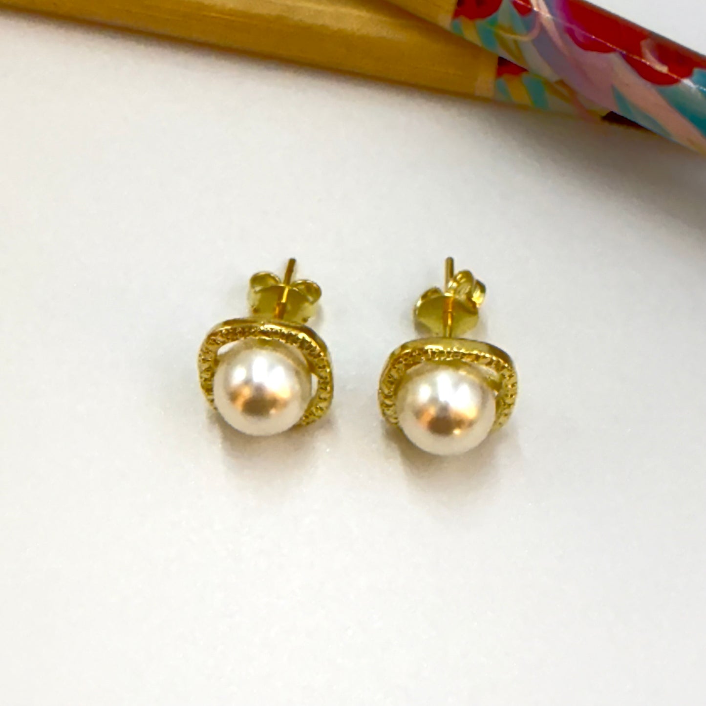 Joyas por Mayor Joyas Bañadas en Oro por Mayor Insumos para Joyas XO560 Aro Media Perla de 10 mm con Bisel Texturado 11 mm Espesor 1.8 mm Aro Baño Oro