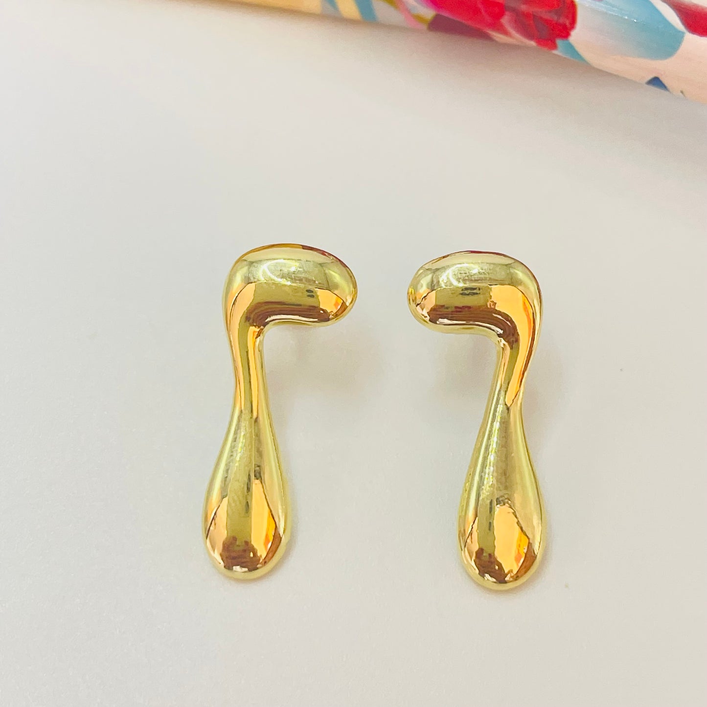 Joyas por Mayor Joyas Bañadas en Oro por Mayor Insumos para Joyas XO473 Aro Orgánico Simple 20 x 11 mm Espesor 1.2 mm Aro Baño Oro
