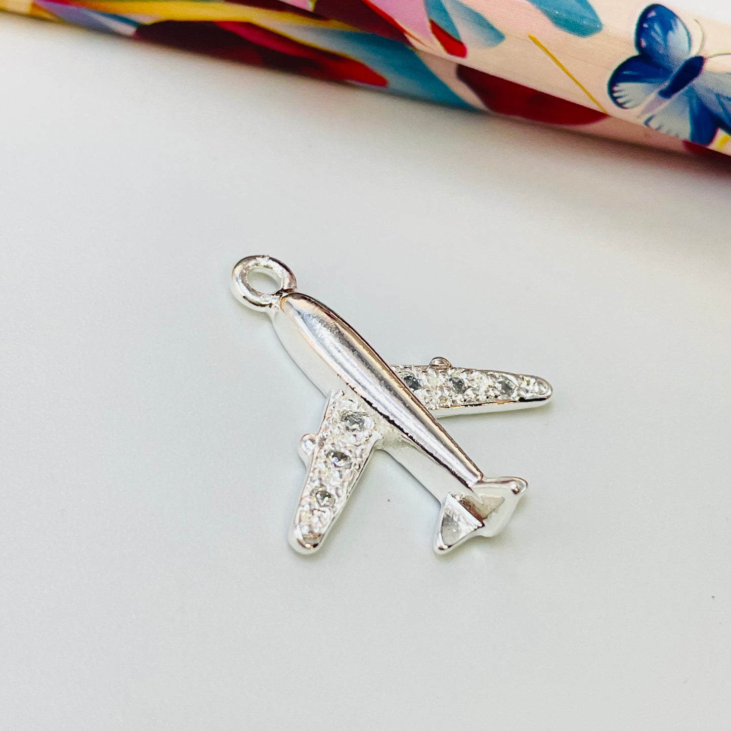 Joyas por Mayor Joyas Bañadas en Plata por Mayor Insumos para Joyas FP1145 Colgante Avión con circones en alas 10 x 20 mm más argollita Espesor 3 mm Figura Baño Plata