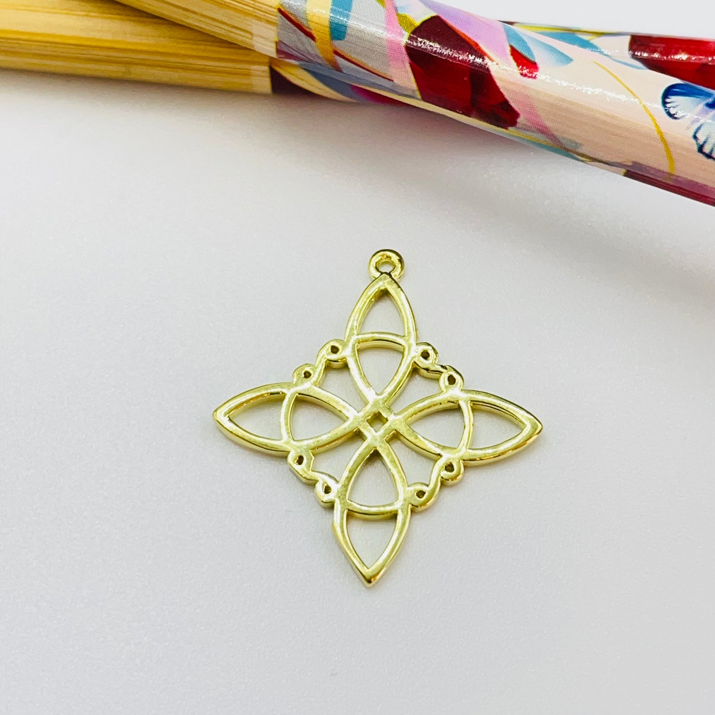 FO1216 Colgante Nudo de Bruja 25 x 25 mm más argollita Espesor 1.1 mm Figura Baño Oro